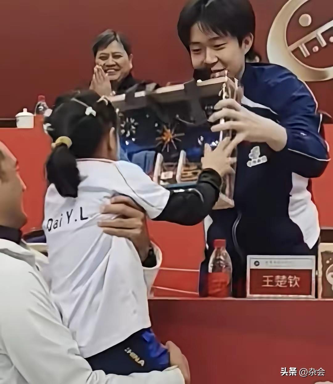 被头哥这一幕暖到了！
九岁的小粉丝被家人抱着送上重庆拼图，他立马站起来，笑着伸手