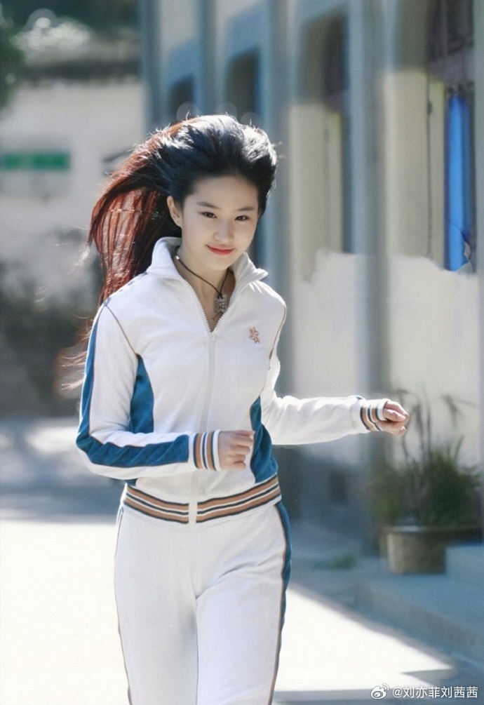 当阳光洒在老巷，刘亦菲一身复古运动装现身，这究竟是怎样的神仙颜值与穿搭？阳光穿过