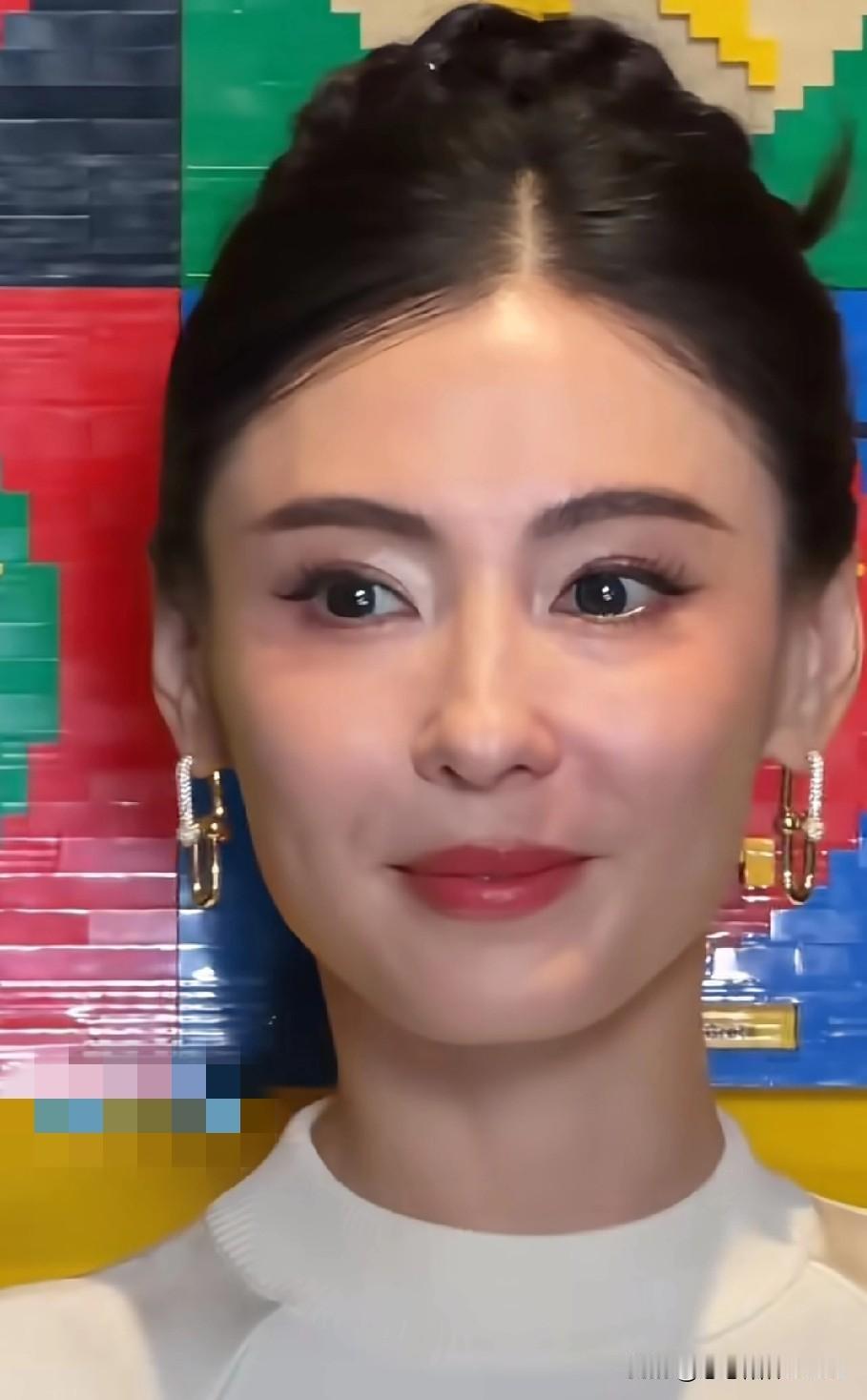 张柏芝45岁状态绝了！
居然还有人挑刺。
不过新烤瓷牙确实有点抢戏，
太饱满导致