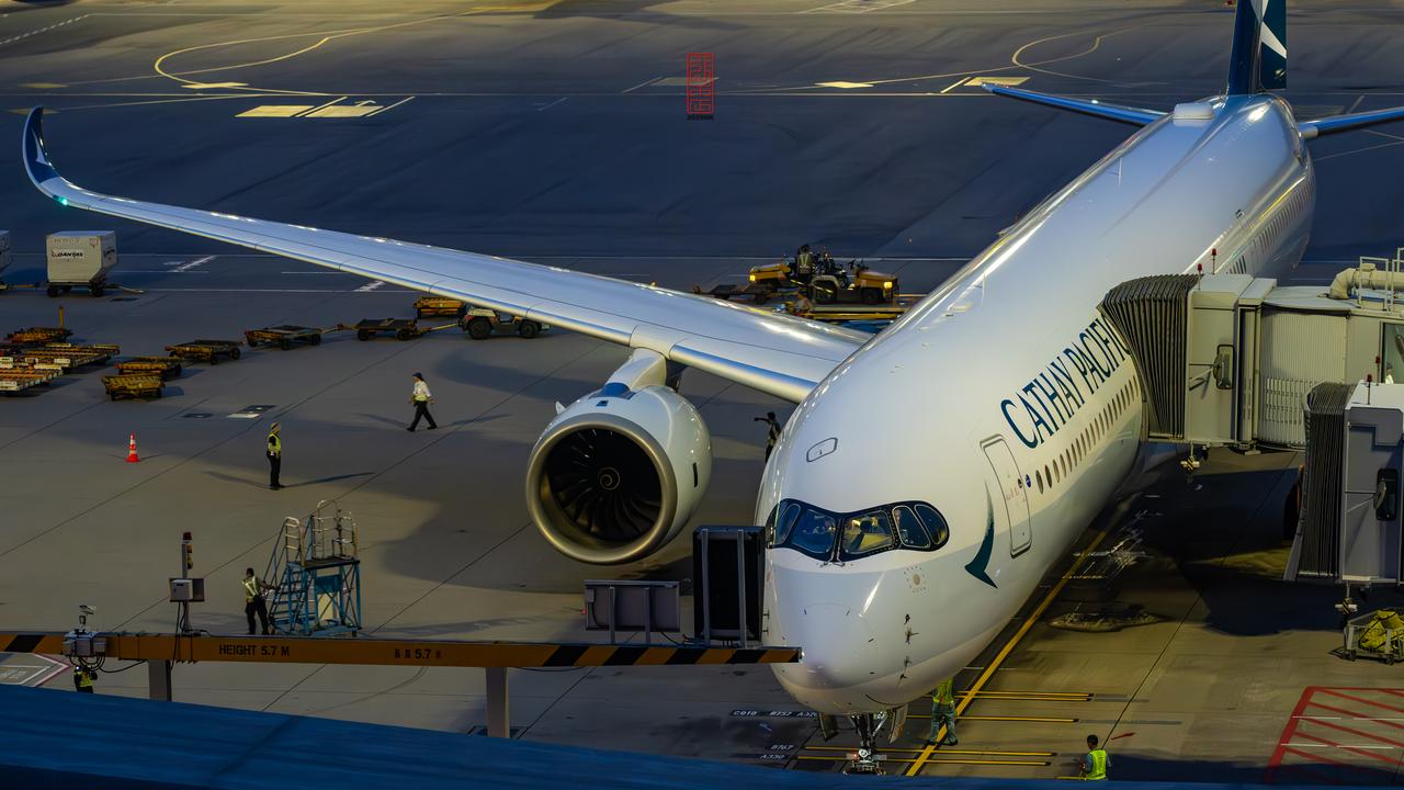 查了下资料，目前英航和国泰航空运营的空客A350均为1000型号。图片为2025