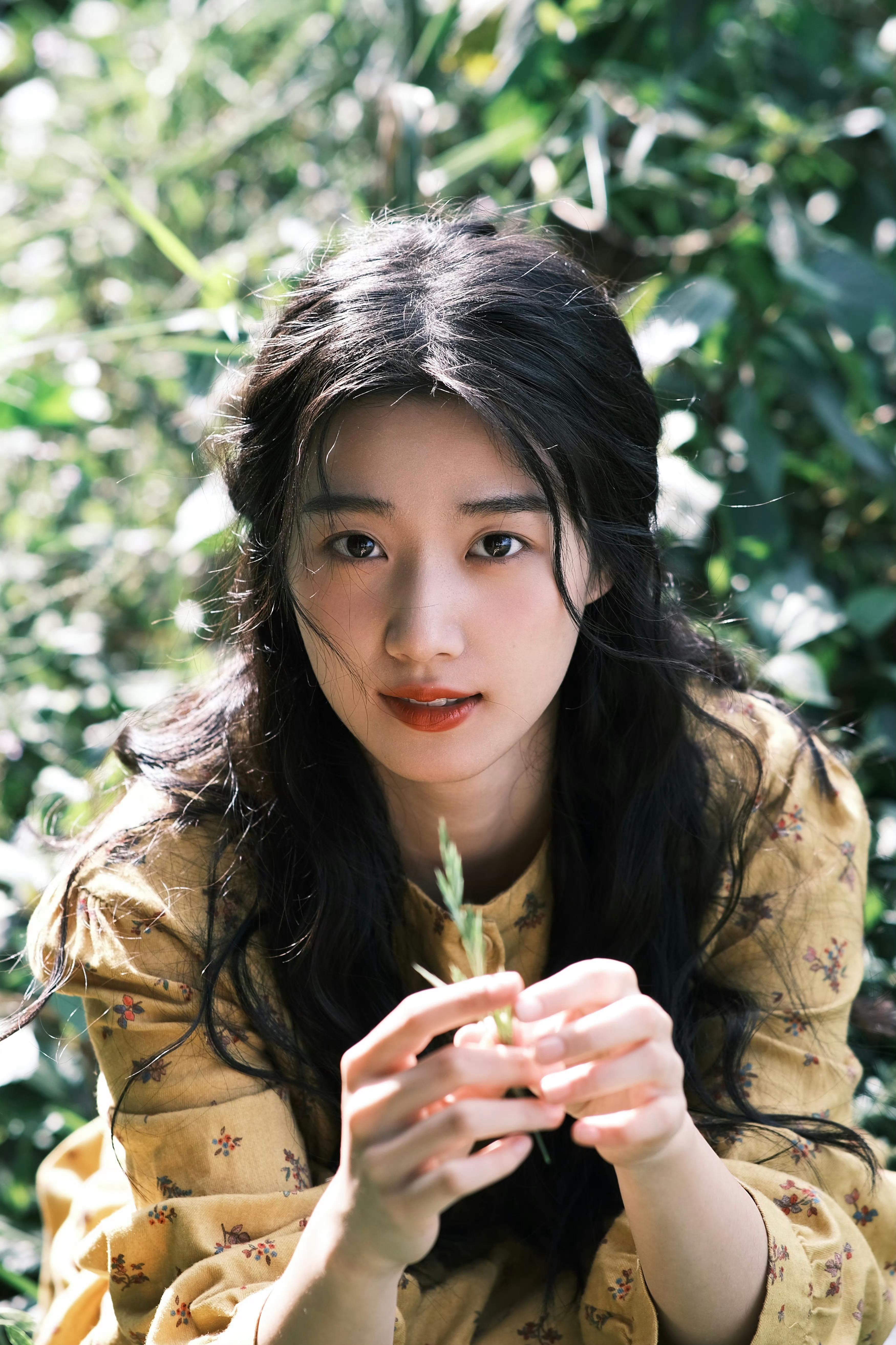 卢昱晓少女头像：明眸红唇，黑发花衣，灵动秀美 ​​​