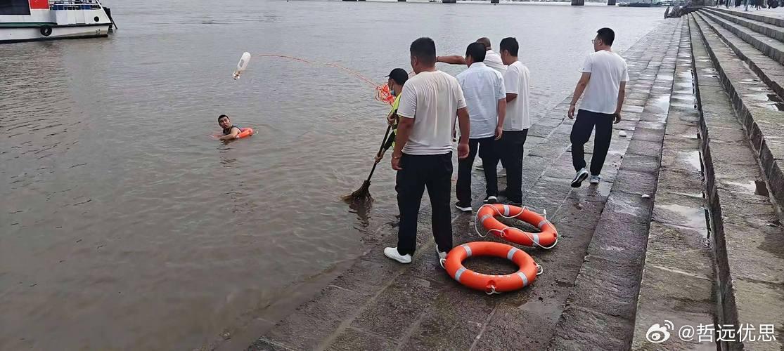 男子为博流量拍跳水视频不慎摔死土耳其一小伙为拍“二楼跳水”短视频，起跳太猛越过泳