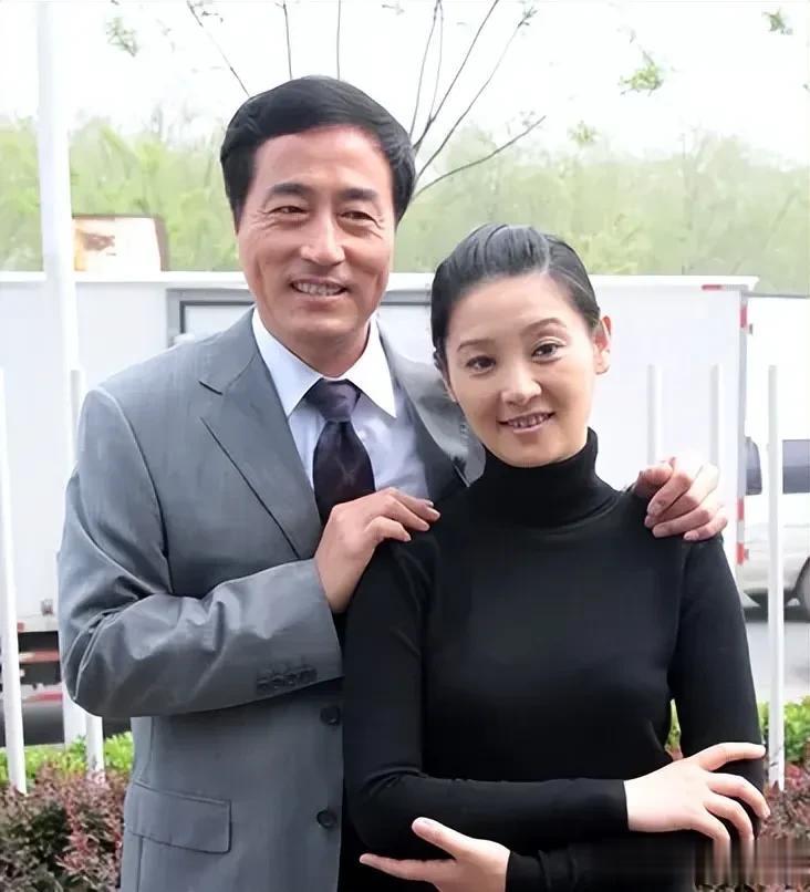 当初，杨立新到武汉演话剧，而他的搭档正是武汉话剧团的徐帆，两人相差10岁，但却非