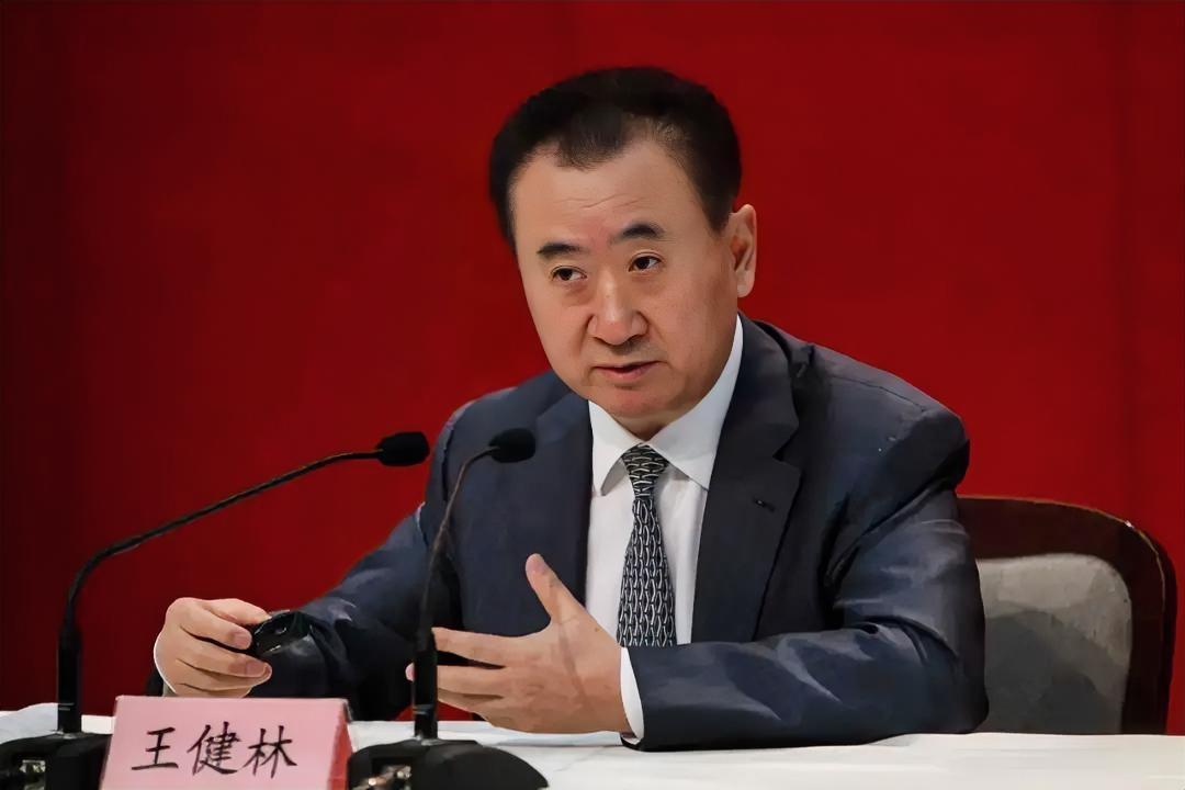 现在最不希望王健林倒下的人，
不是万达的员工，
也不是王思聪，而是那个费尽心思生