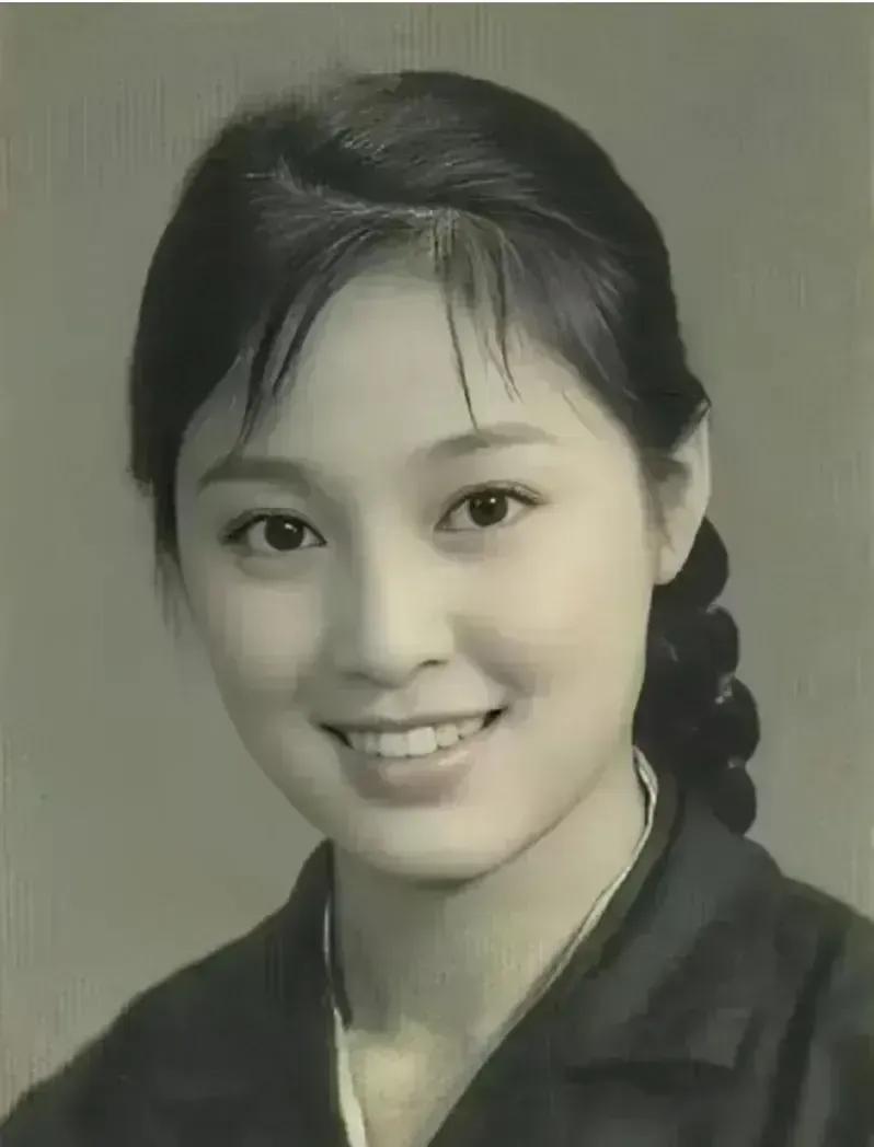 她，浓眉大眼，天生丽质，清新脱俗，是一位名星年轻时的照片，你看出她是谁了吗？#娱