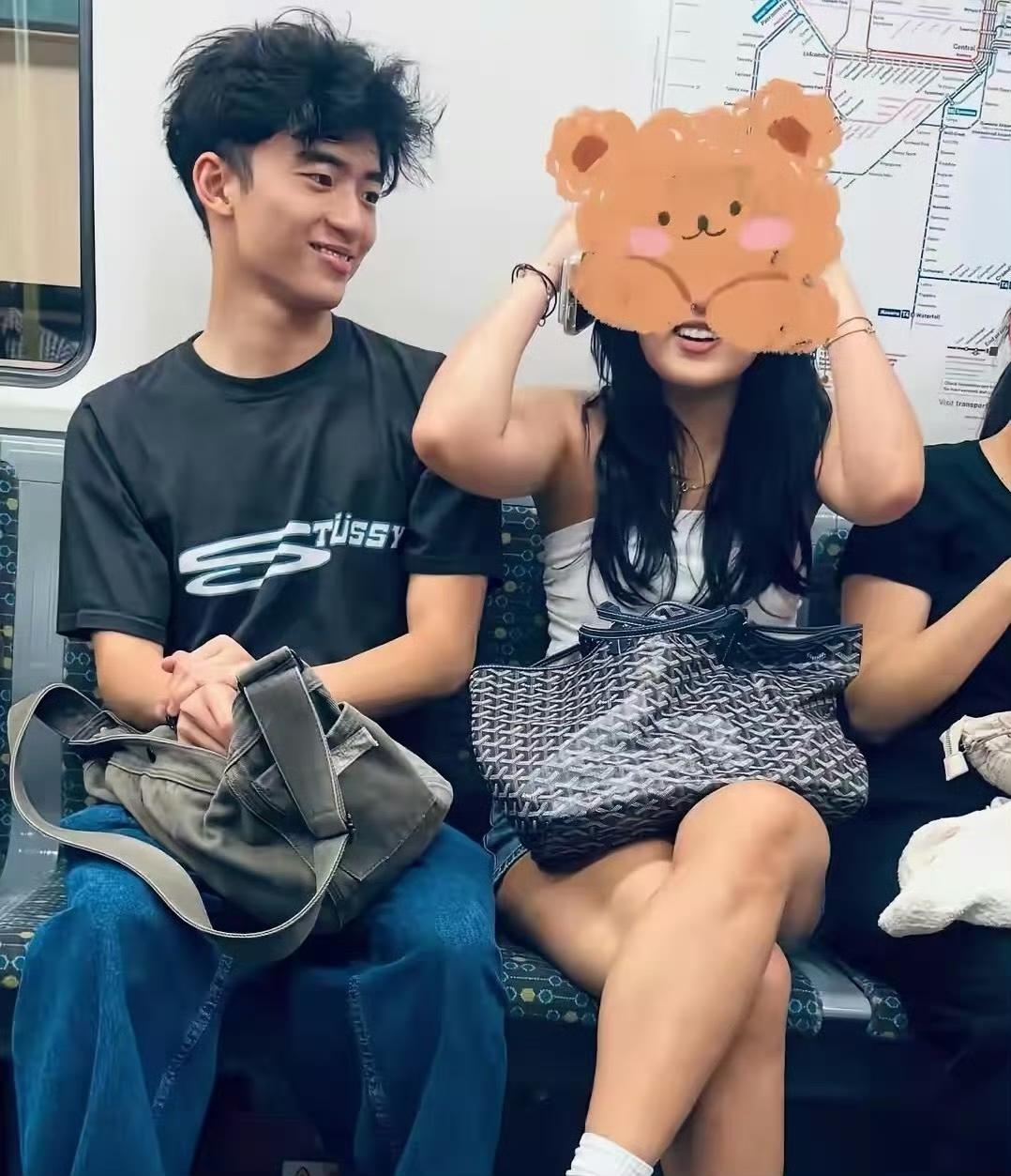 青春少年啊，有网友在澳洲地铁上偶遇张柏芝的大儿子Lucas，还晒出照片。

照片