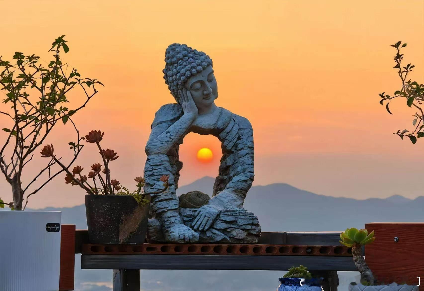 不知不觉走到了溪流的尽头，看似无路可走，便索性就地坐下，静静观赏山间云雾的升腾变