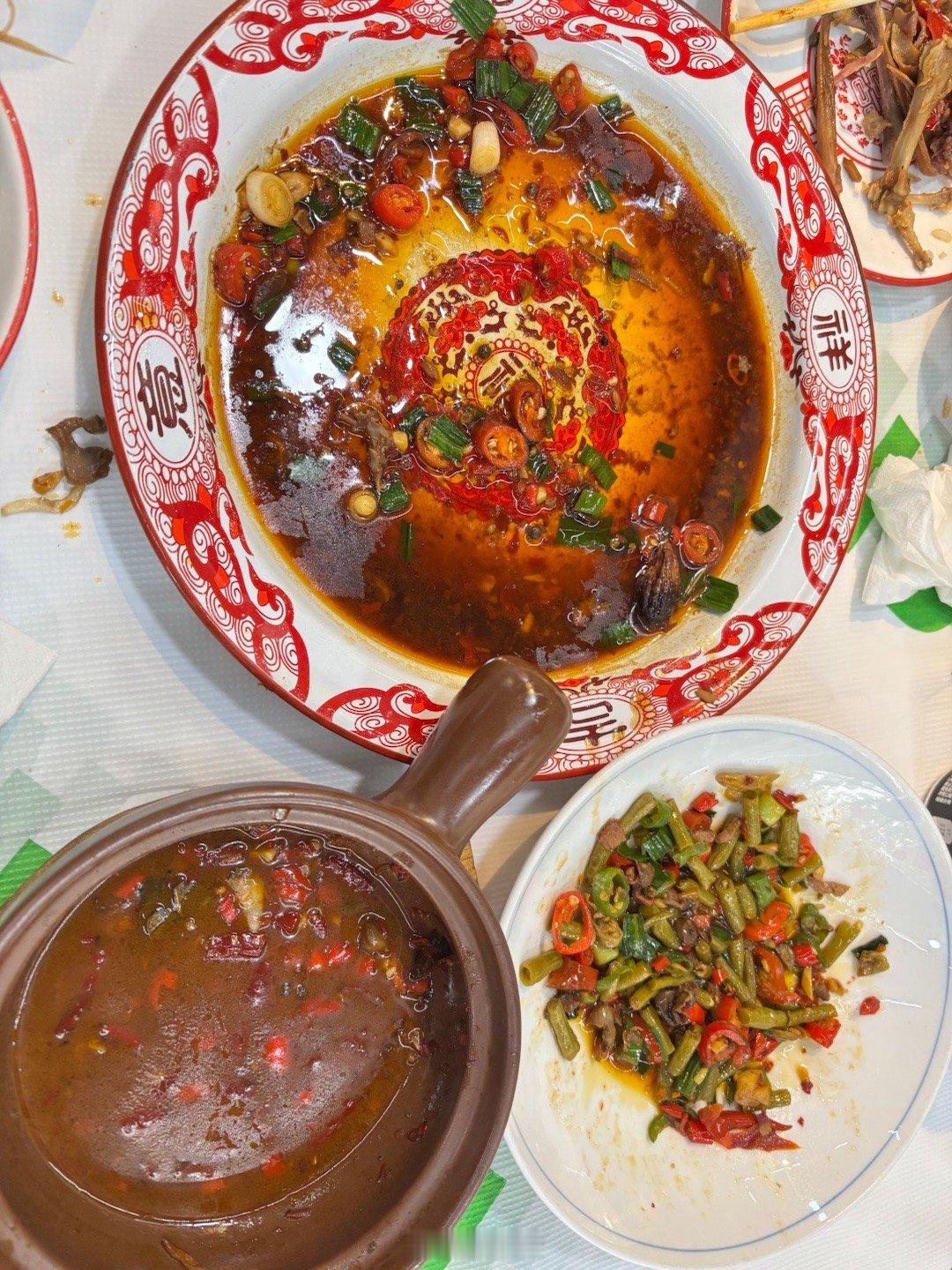 今天中午吃江西菜，辣到停不下来，所以吃完才拍照