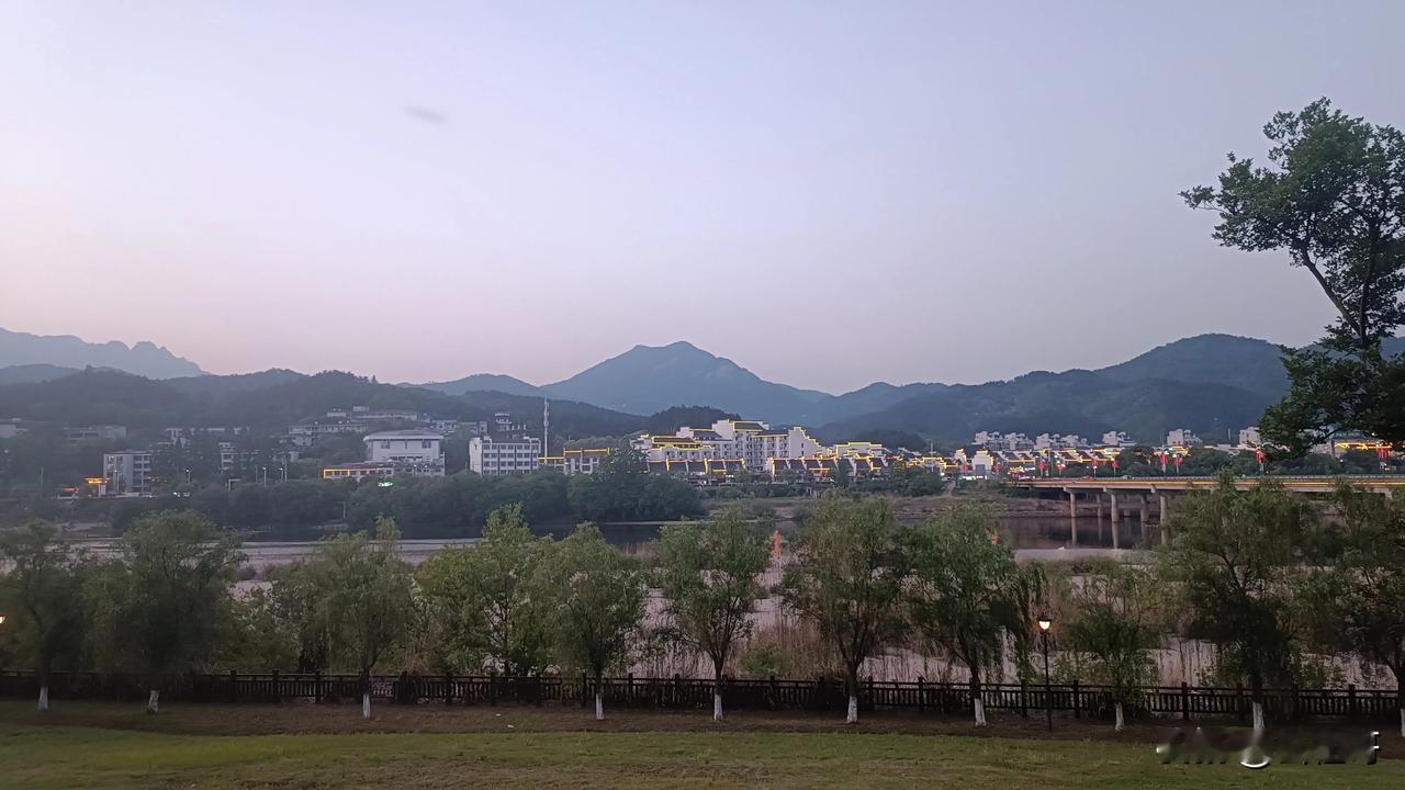 春日生活打卡季古人曾云：“吴塘晓渡神仙撑”。今曰开车经过此地，再次被美景吸引。傍