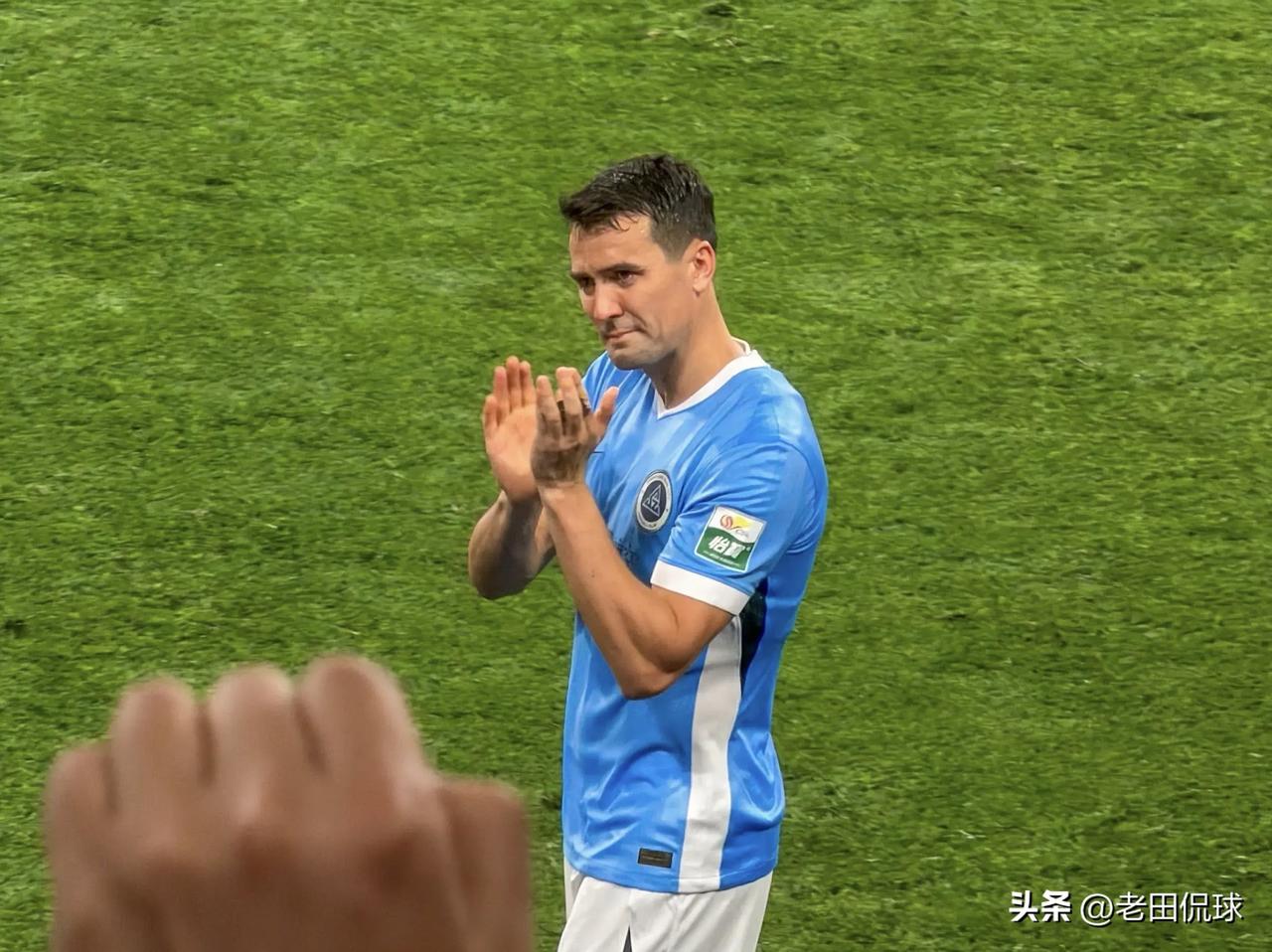让我掉下眼泪的不止昨夜的酒…在深圳新鹏城1-5不敌成都蓉城的赛后，原成都蓉城队长