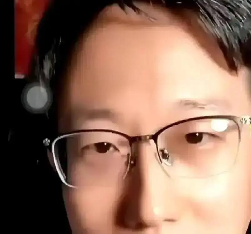 德云社早就不靠卖票赚钱了。各地政府抢它，是在抢一台“数据印钞机”。
 
天津给周