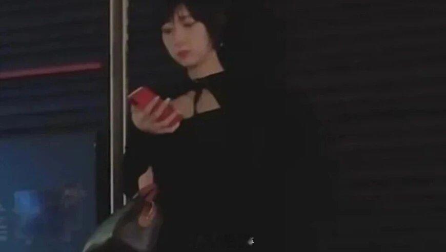 一批年轻女性，正在“崩老头”网页链接 来自现在居然还有“崩老头”