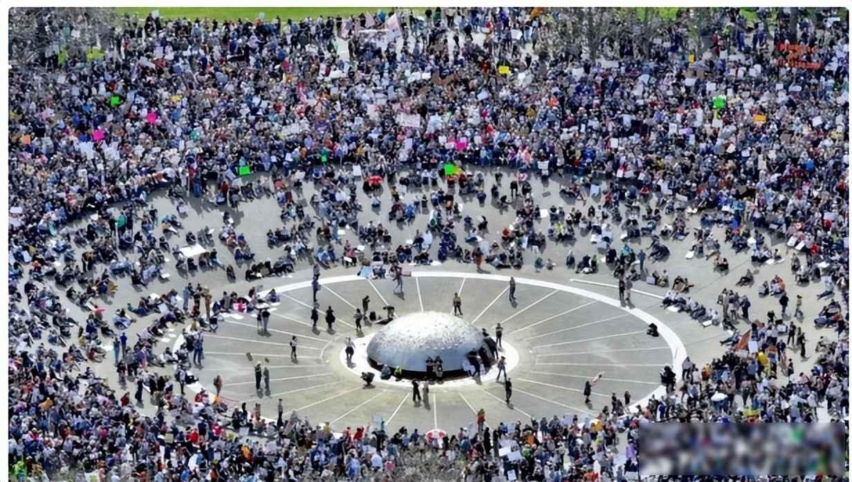 伊朗士兵没抓人，美军说没丢人，老百姓却在街头喊话

昨天伊朗声称抓获几名美军士兵