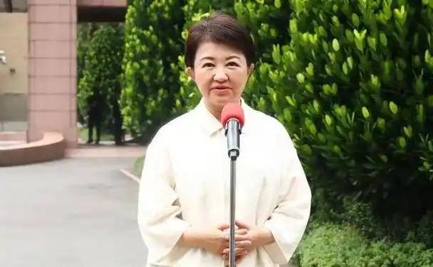 就在刚刚，

台中市长卢秀燕发表声明，

4月8日，曾被视为国民党下一届台湾地区