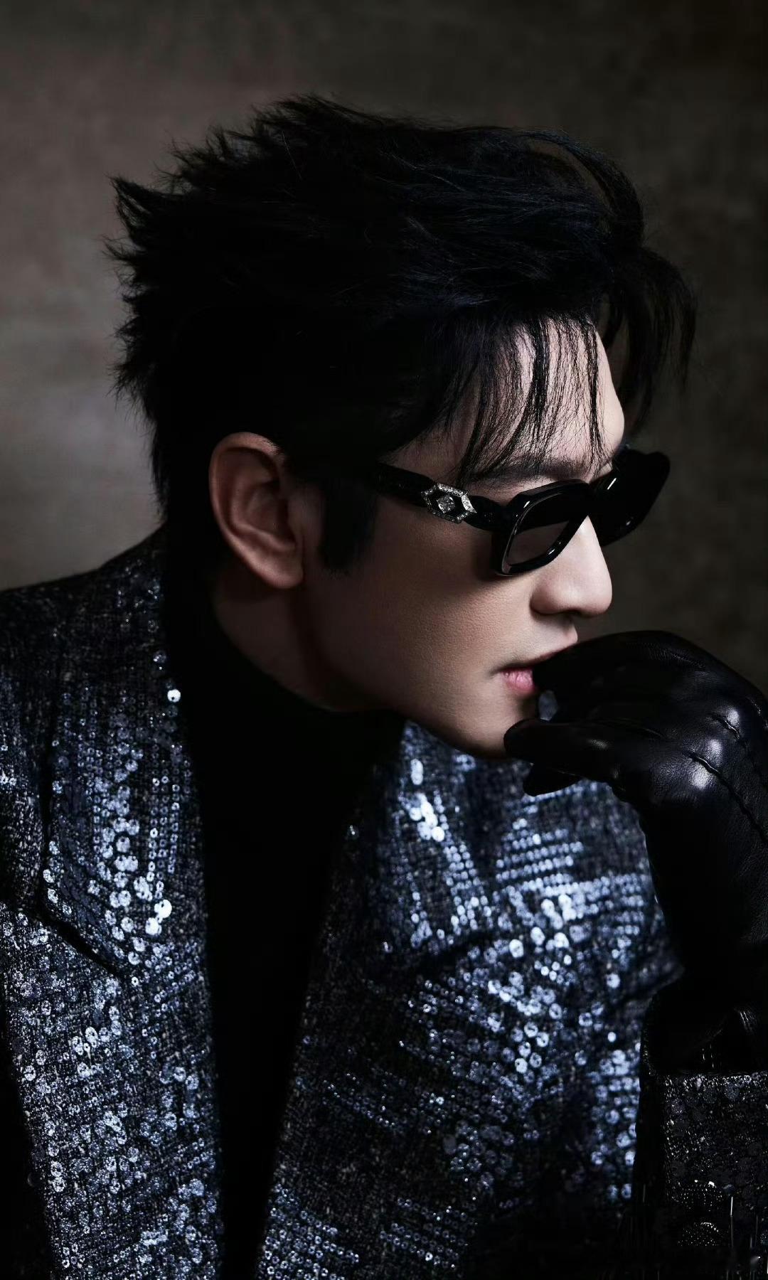 黄晓明亮片流苏战袍 谁说华丽必须喧哗？亮片铺底是克制，流苏摆动是分寸。黄晓明墨镜