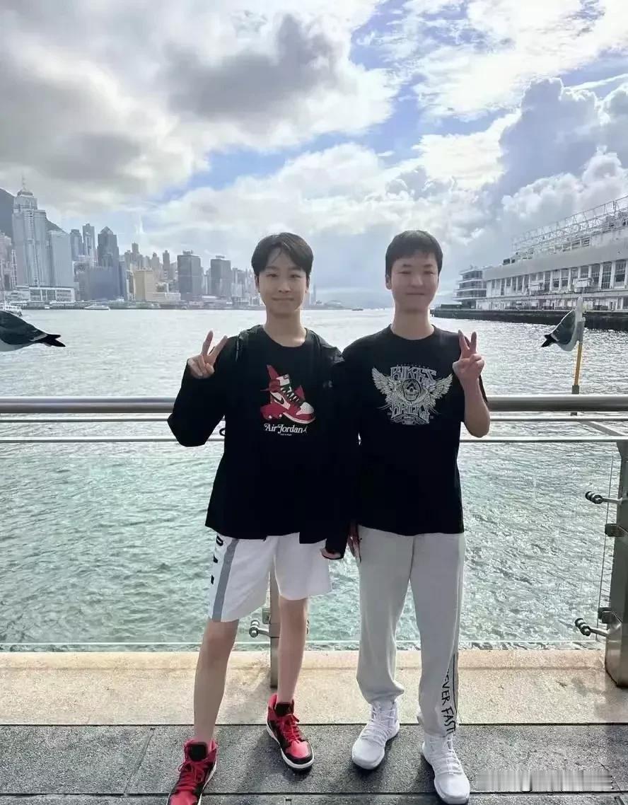 马景涛，这位备受观众喜爱的演员，他的两个儿子已经长大了。在大家的普遍观念中，孩子
