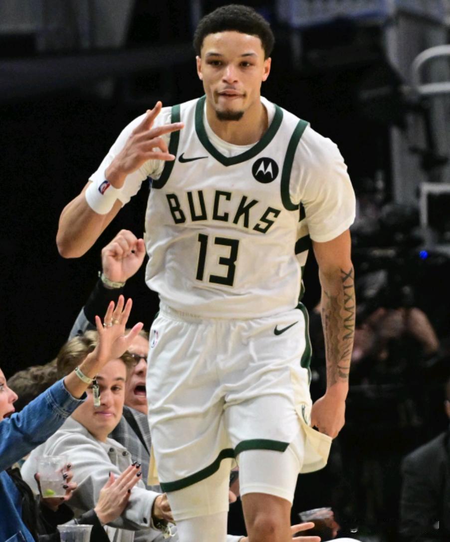 罗林斯绝对是本赛季至今进步最大的球员
他是谁？他就是雄鹿后卫，曾经也是勇士的一员