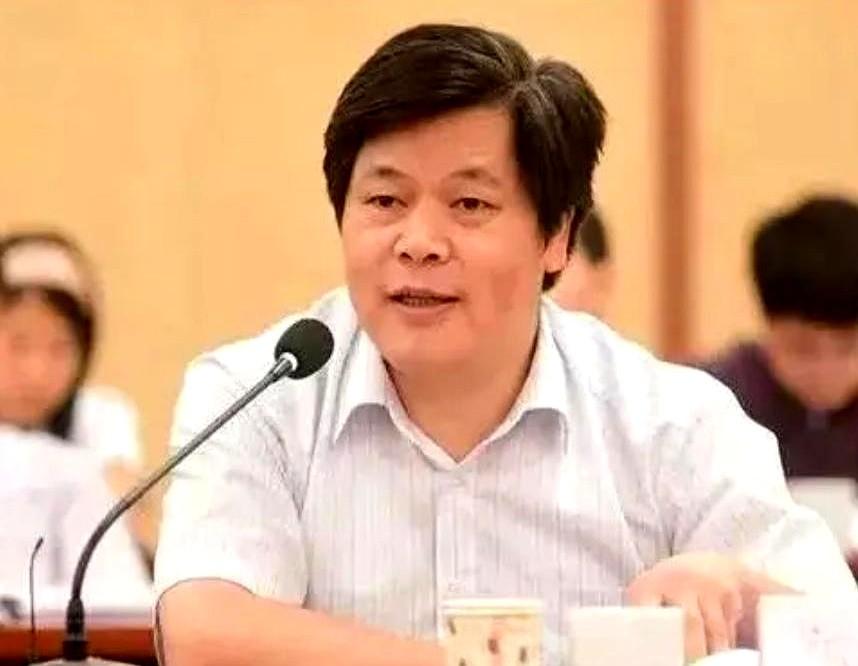 全网掀起郑功成热潮，千万退休人员纷纷点赞声援，拍手称快！
郑功成拿着多年的社保资