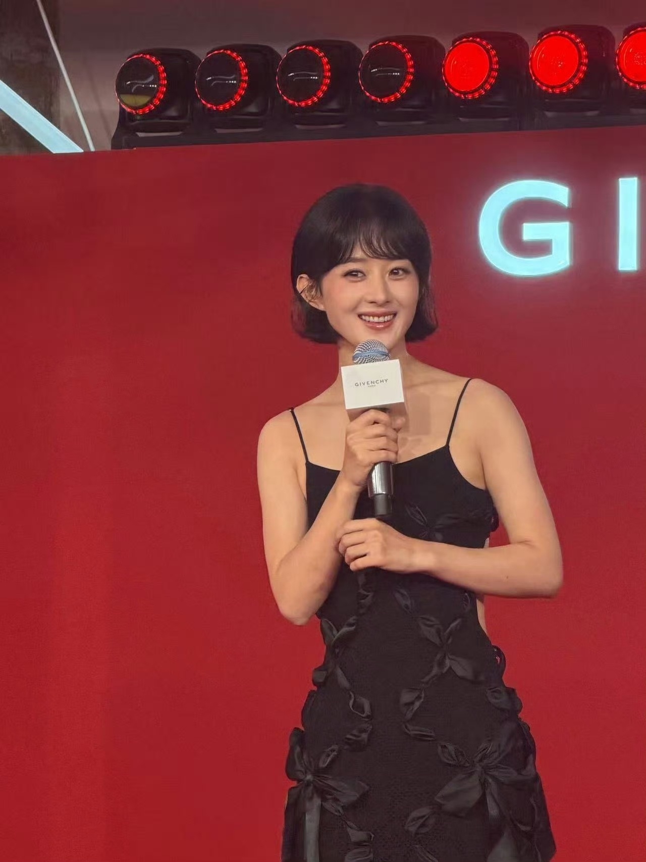 咋这么开心啊宝宝   眼睛超级美丽亮亮甜的掉牙了呜呜赵丽颖休息的状态