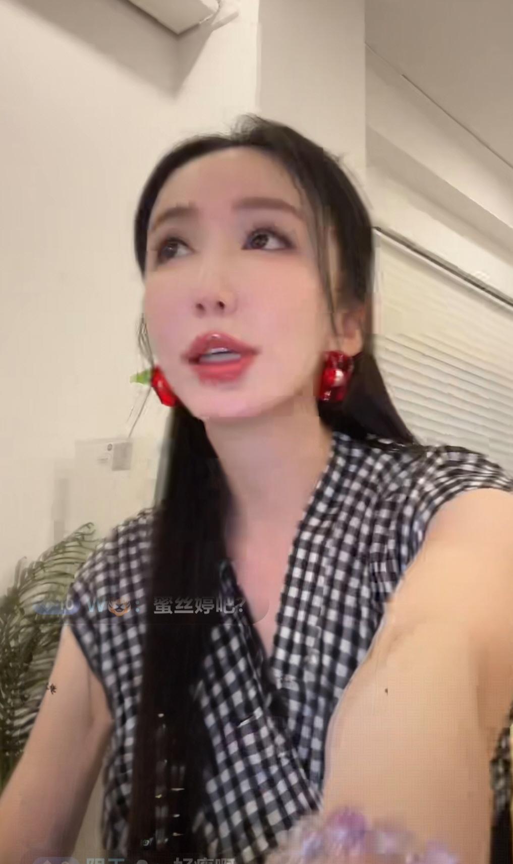 娄艺潇直播剧组吃盒饭，给我看懵了。要不是我好歹识几个字，要不真不敢认，美颜开那么
