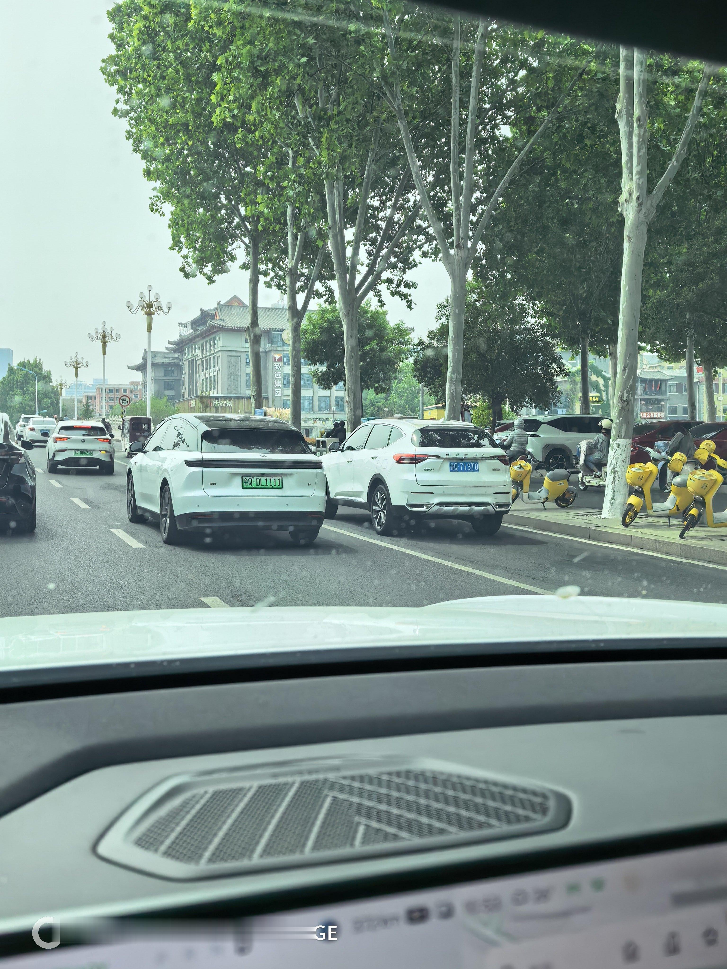 我以为是个蔚来走近一看，原来是理想电车老友记蔚来理想 临沂