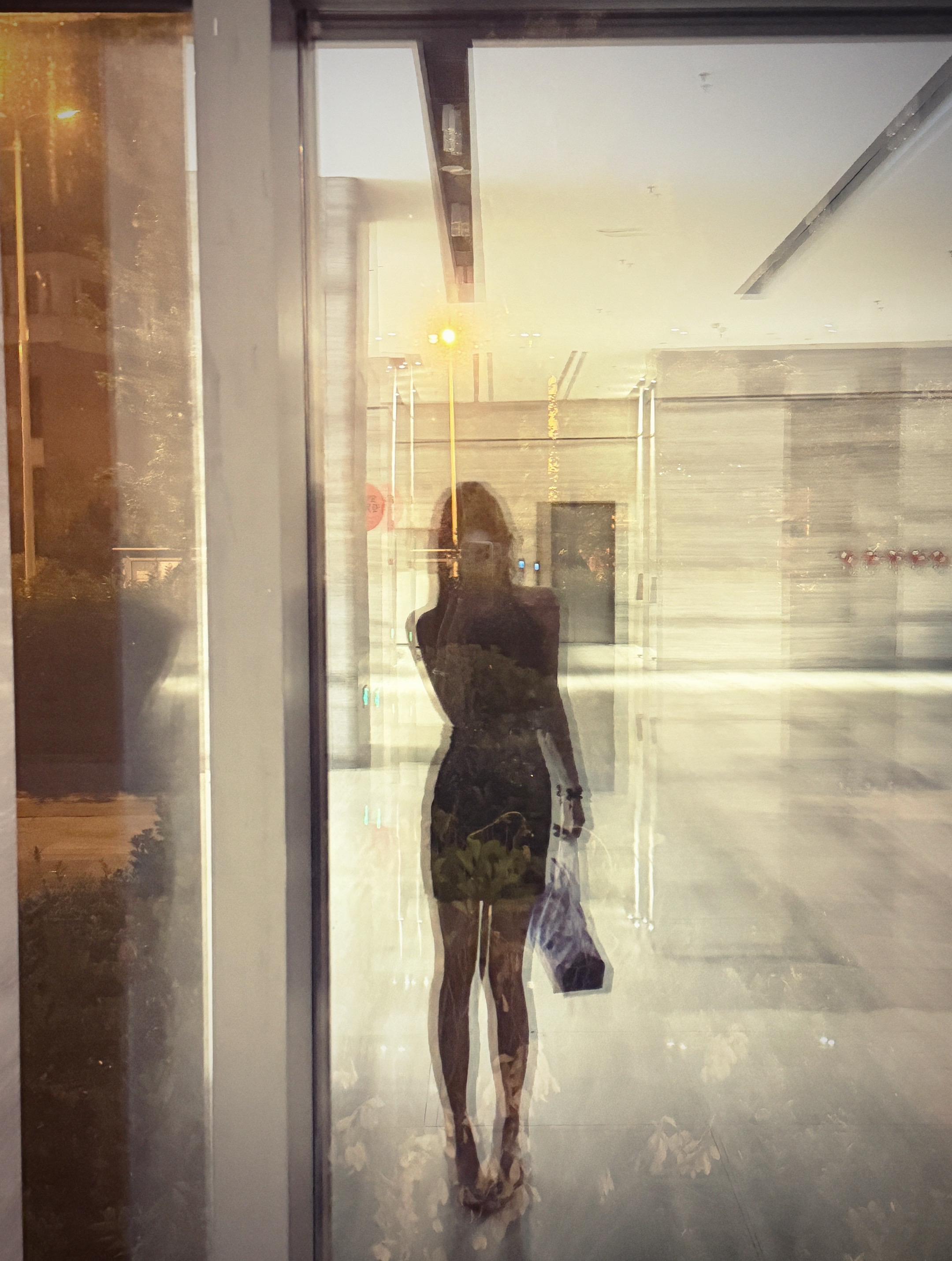 最残忍的离别是呼吸般自然的疏离 不是我想走 而是我不得不走 这份无奈比...