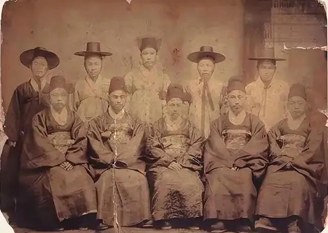 作为藩属国，朝鲜被清朝拿捏得死死的。
乾隆儿子永琏死了，朝鲜得素服七天；等谥号定