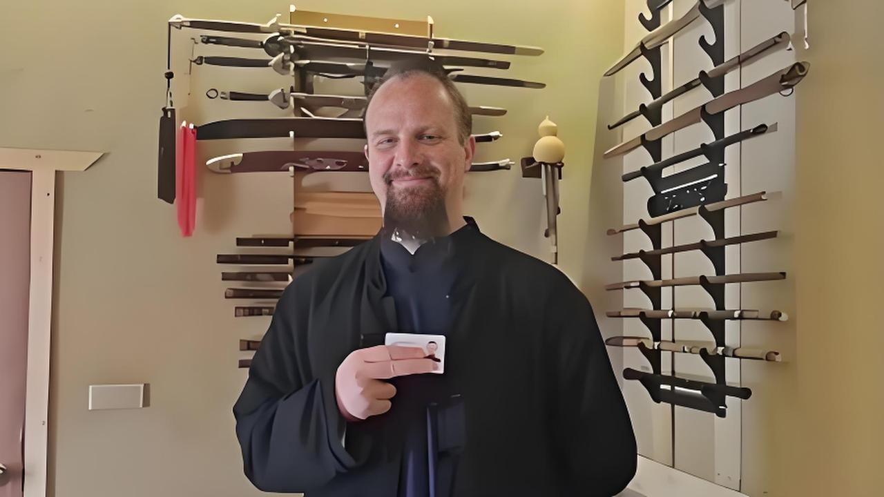 美国小伙杰克从小热爱中国功夫，2010年孤身来到武当山，潜心修习武当武术，如今已