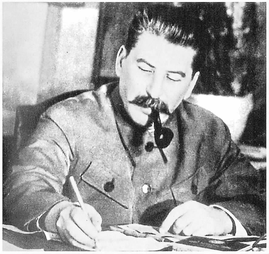 斯大林是如何被害死的?
1953年那个雪夜，苏联领袖斯大林与亲信们在别墅里推杯换