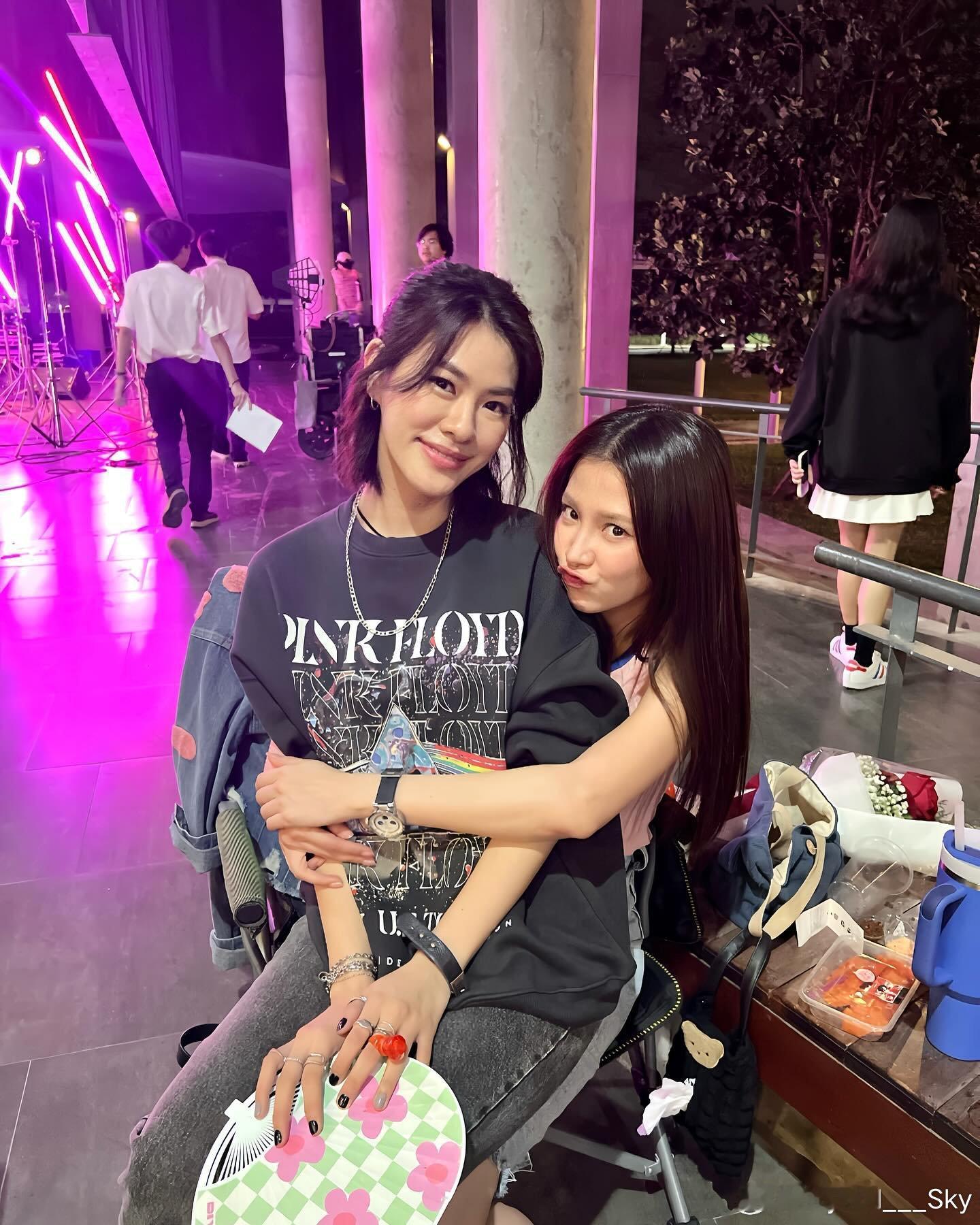 小琉小安再同框~这次不一样，老米带着老婆和水姐一起玩 