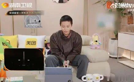 窦靖童今晚舞台不顺拐窦靖童登上《歌手2026》直播舞台，音色极具质感，舞台松弛自