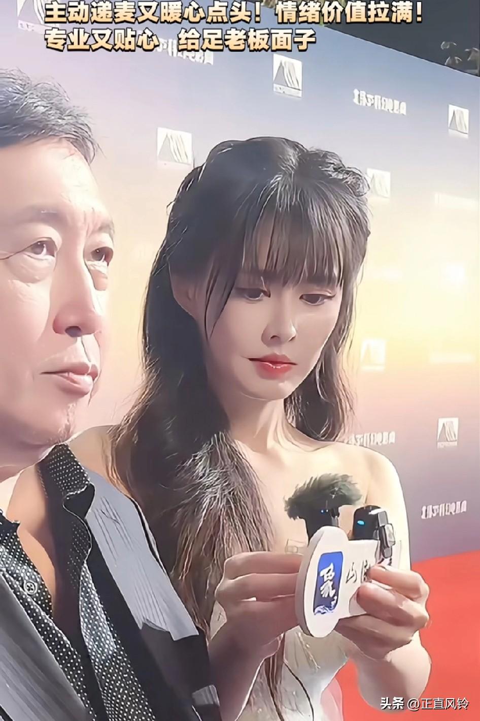 王晶力捧的“00后晶女郎”云千千，主动递麦又暖心点头，情绪价值拉满，专业又贴心