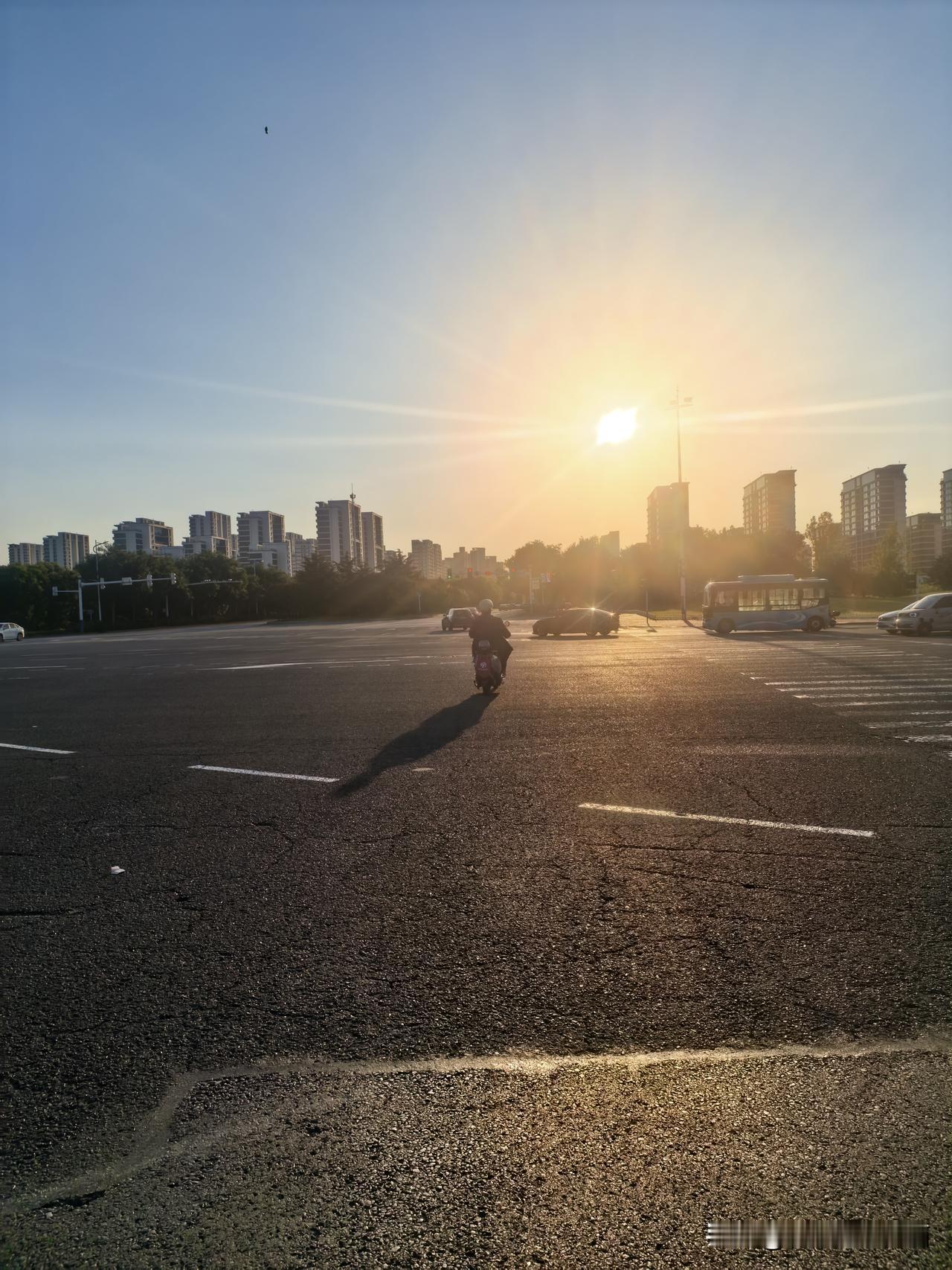 石家庄槐安路晚高峰了！其实迎着太阳☀骑行🚴还是很刺眼的，基本看不清路。尤其是这