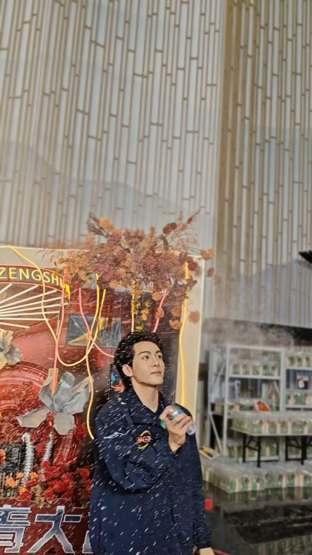 这个杀青了的Mars好浪漫…在应援场地给大家下了一场人造雪🥹🥹曾舜晞在应援场