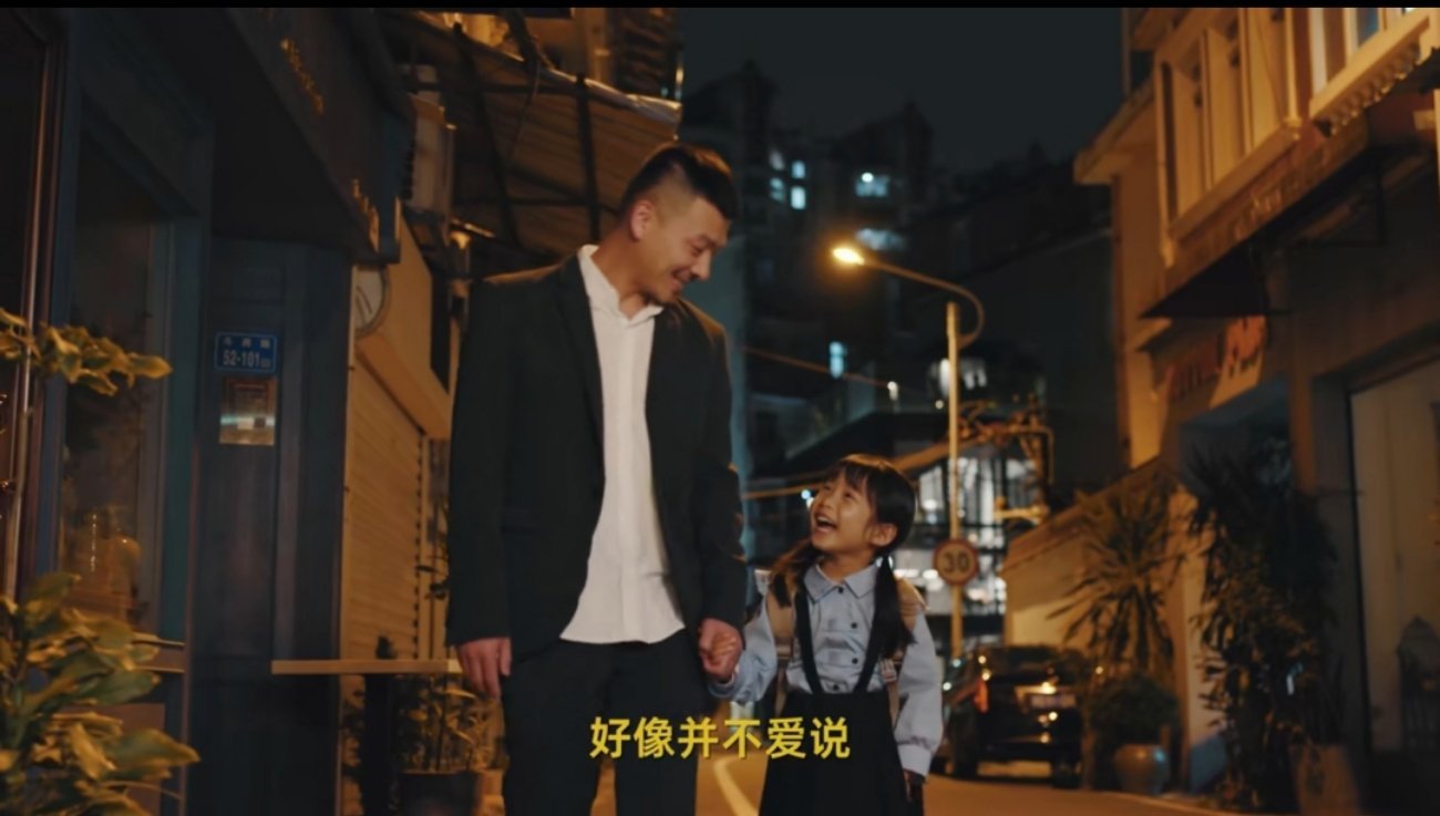 #不擅长说爱却充满爱的举动#爱总是在不经意间体现，常挂嘴边，不如用行动表现，温暖