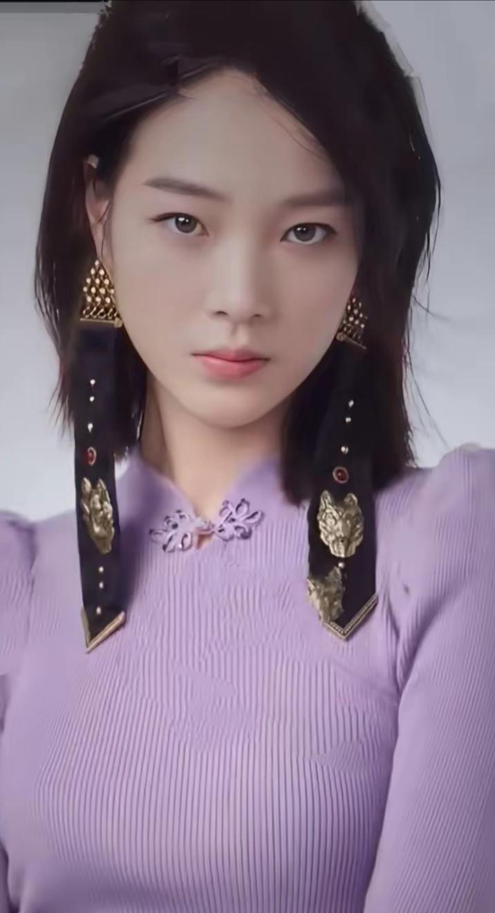 何杜娟，中国内地女演员，气质温婉沉静，戏路宽广。凭借《大明嫔妃》上官兰心、《芈月