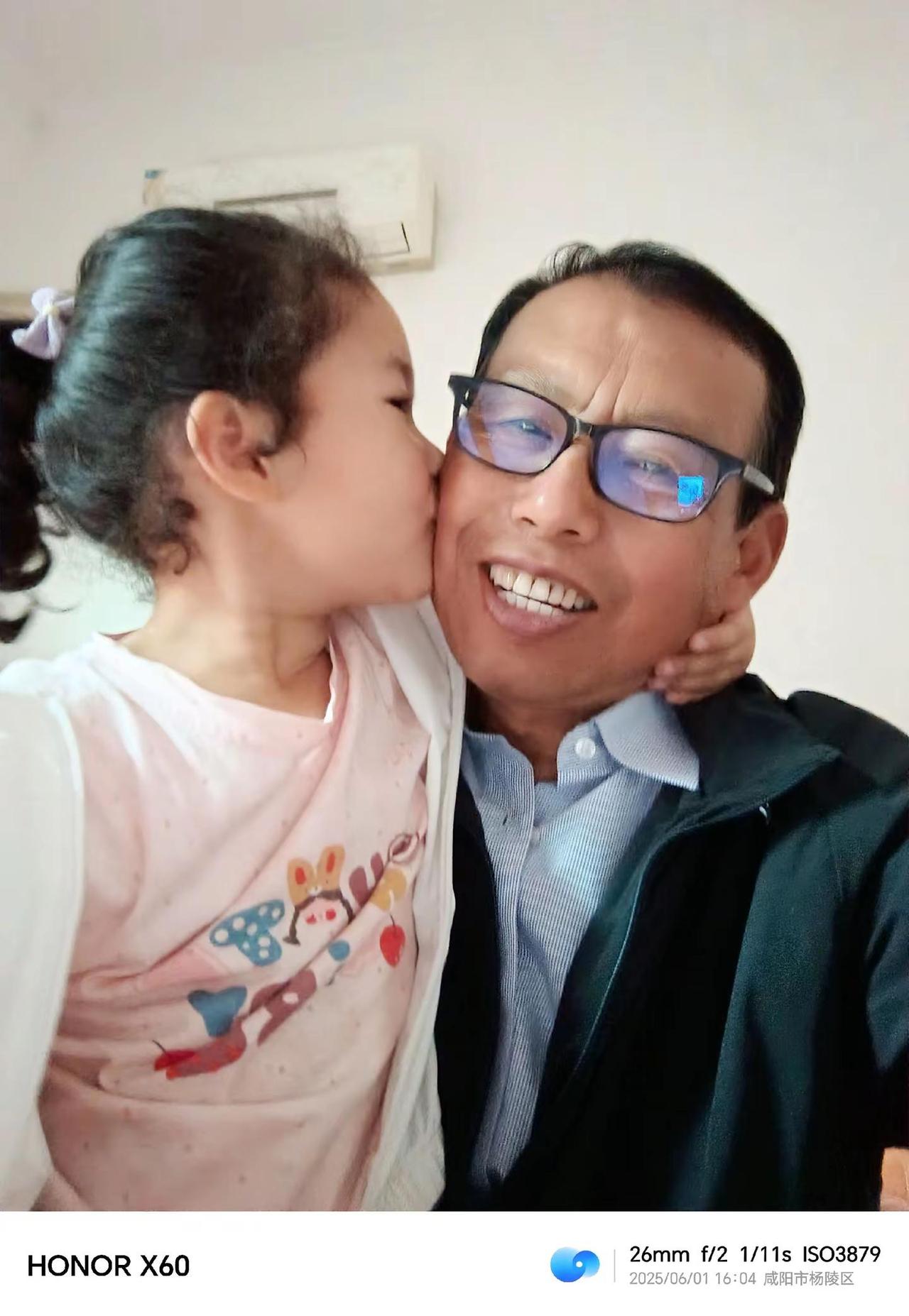 和孙女拍照特别高兴，孙子是爷爷的开心果。