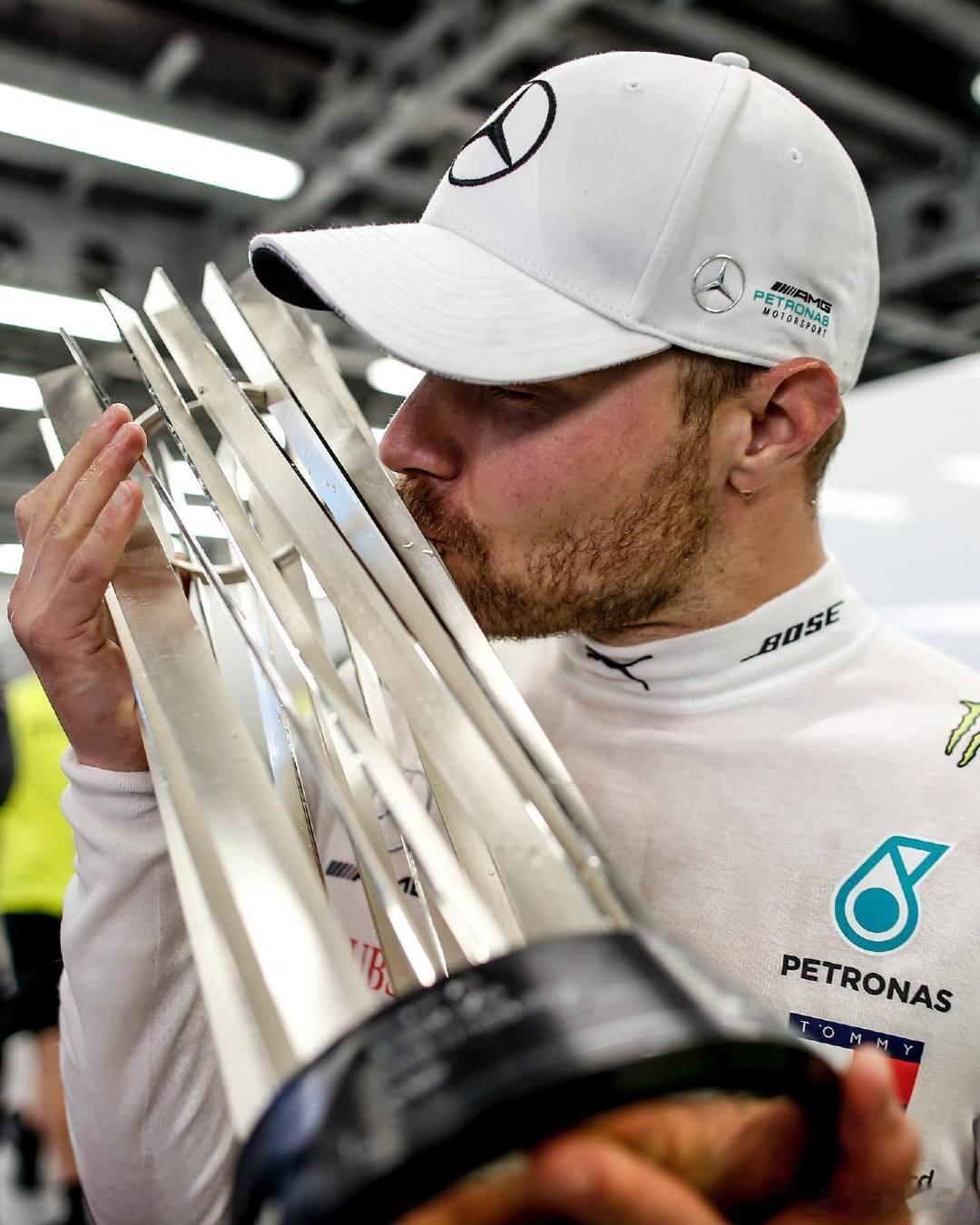 #F1[超话]# 梅奔社媒回忆巴库美好记忆。#2024F1阿塞拜疆大奖赛# ​ 