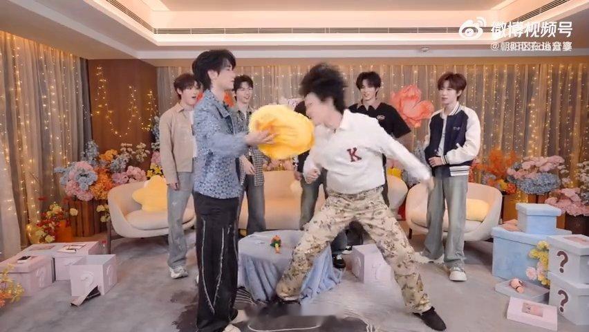 时代少年团秋日团建宣言谁懂啊时代少年团这场直播笑点直接爆炸，宋亚轩张真源玩游戏状