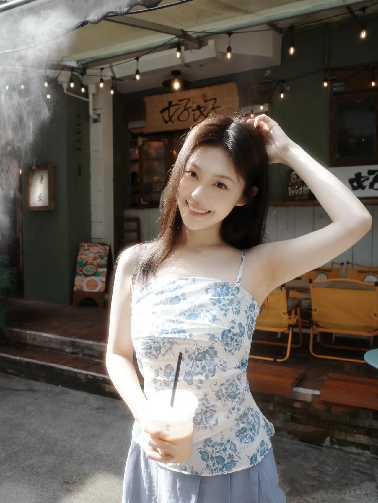 我做了一个
很长很荒诞的梦
梦里有光怪陆离
有天马行空
还有，我和你的
久别重逢