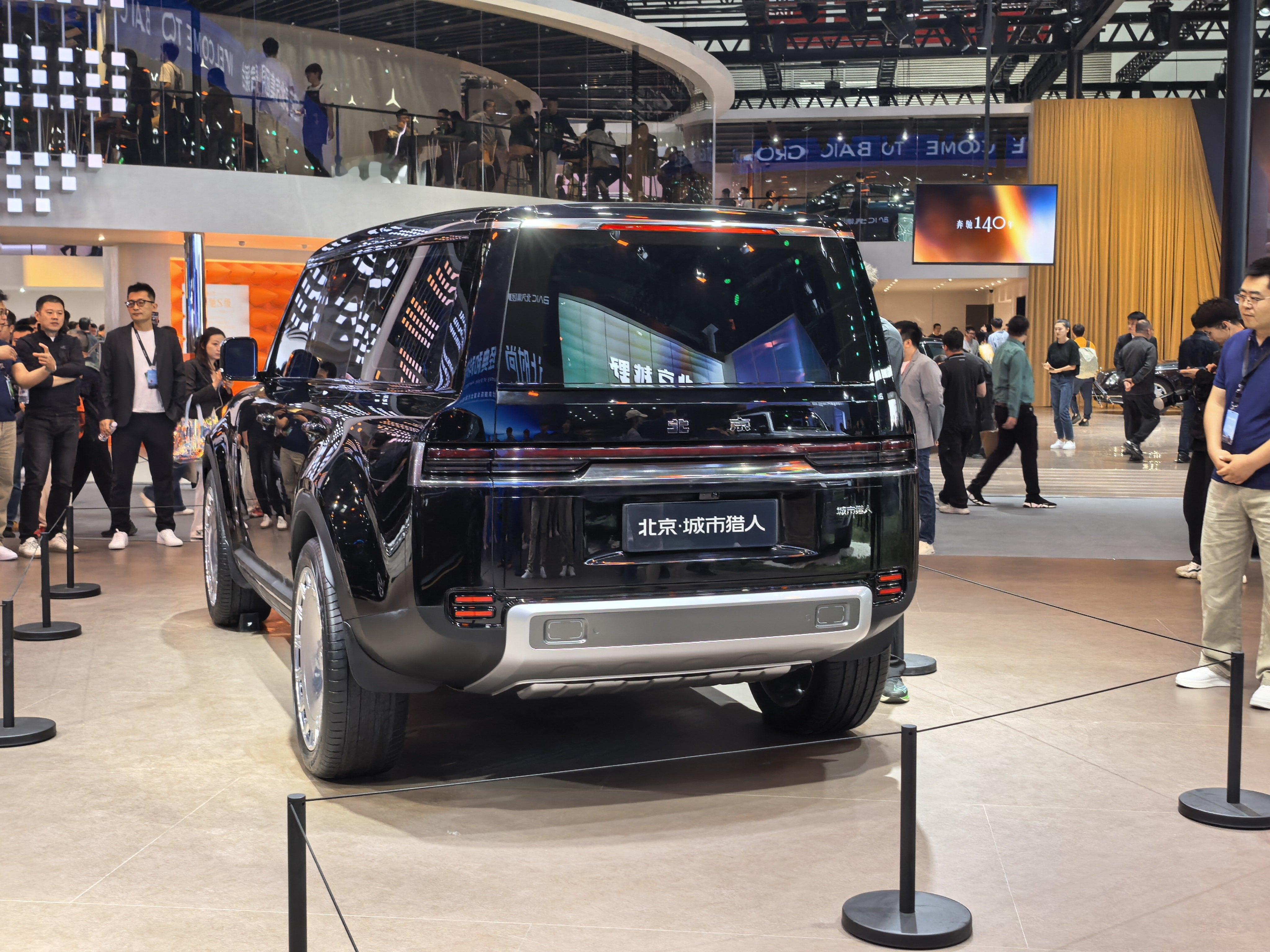 相比其他“卫士”，北京越野这个城市猎人其实没那么像卫士，车头车尾就完全不一样，侧