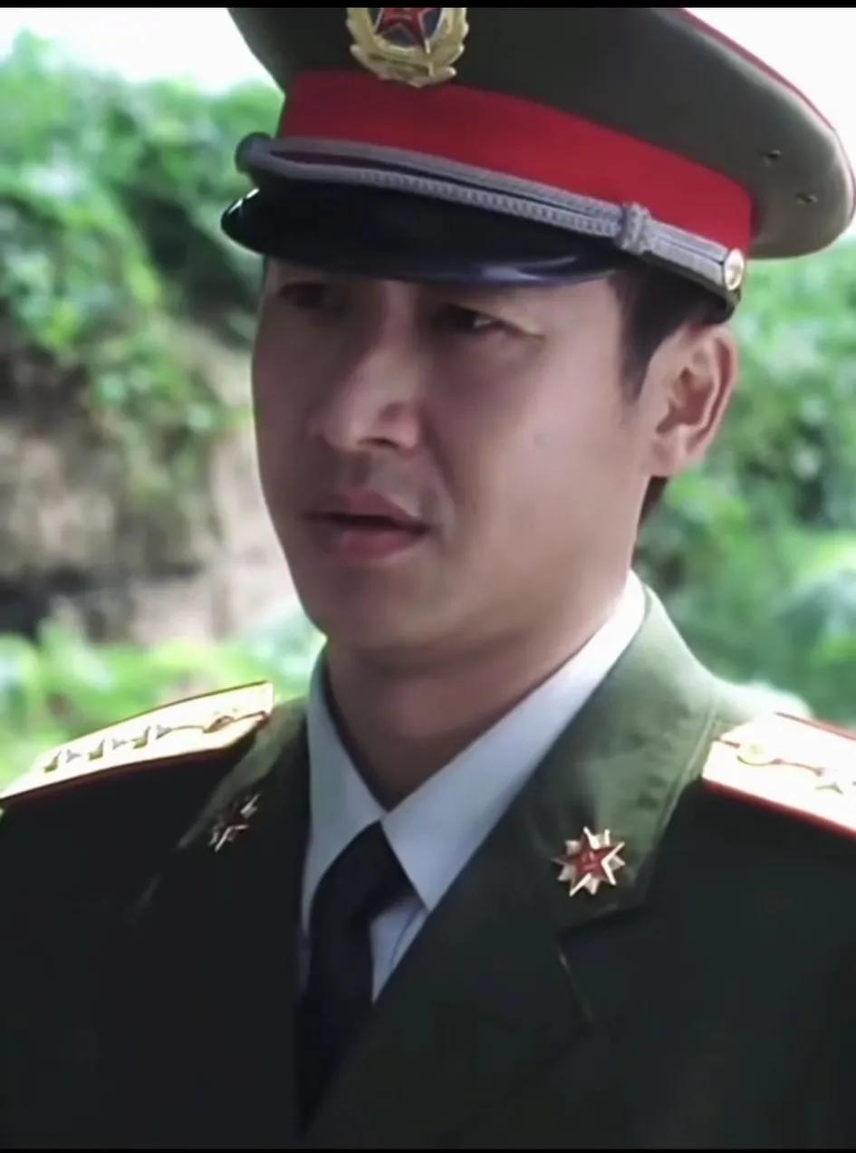 有当过兵的评价他说，他在《士兵突击》中的连长，根本不象是演的连长，他就是个连长形