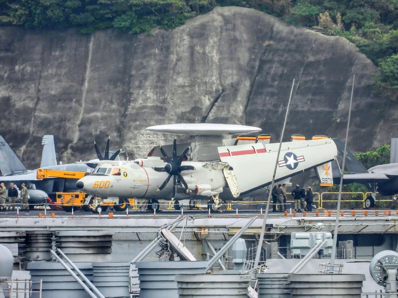美国海军华盛顿号航母及其舰载机停靠在日本横须贺，人员忙碌，为美国总统特朗普访问日