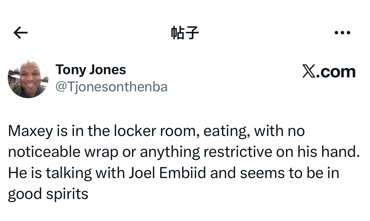 随队记者Tony Jones报道马克西伤退后的情况，“马克西目前在更衣室里吃东西