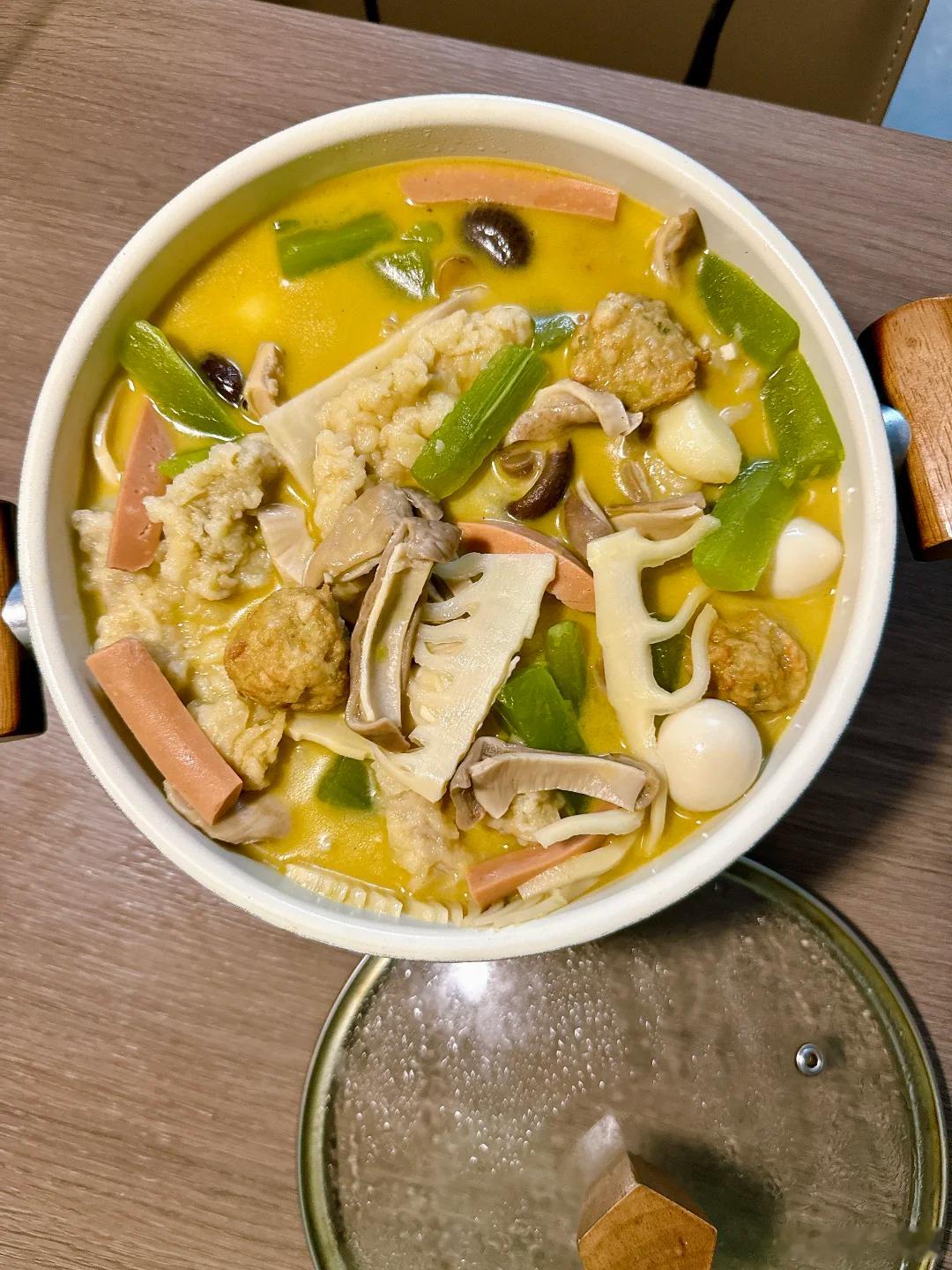 川渝家庭节假日必做的菜-烧什锦，满满一大碗里面五颜六色冒烟烟，全是娃娃最喜欢的，