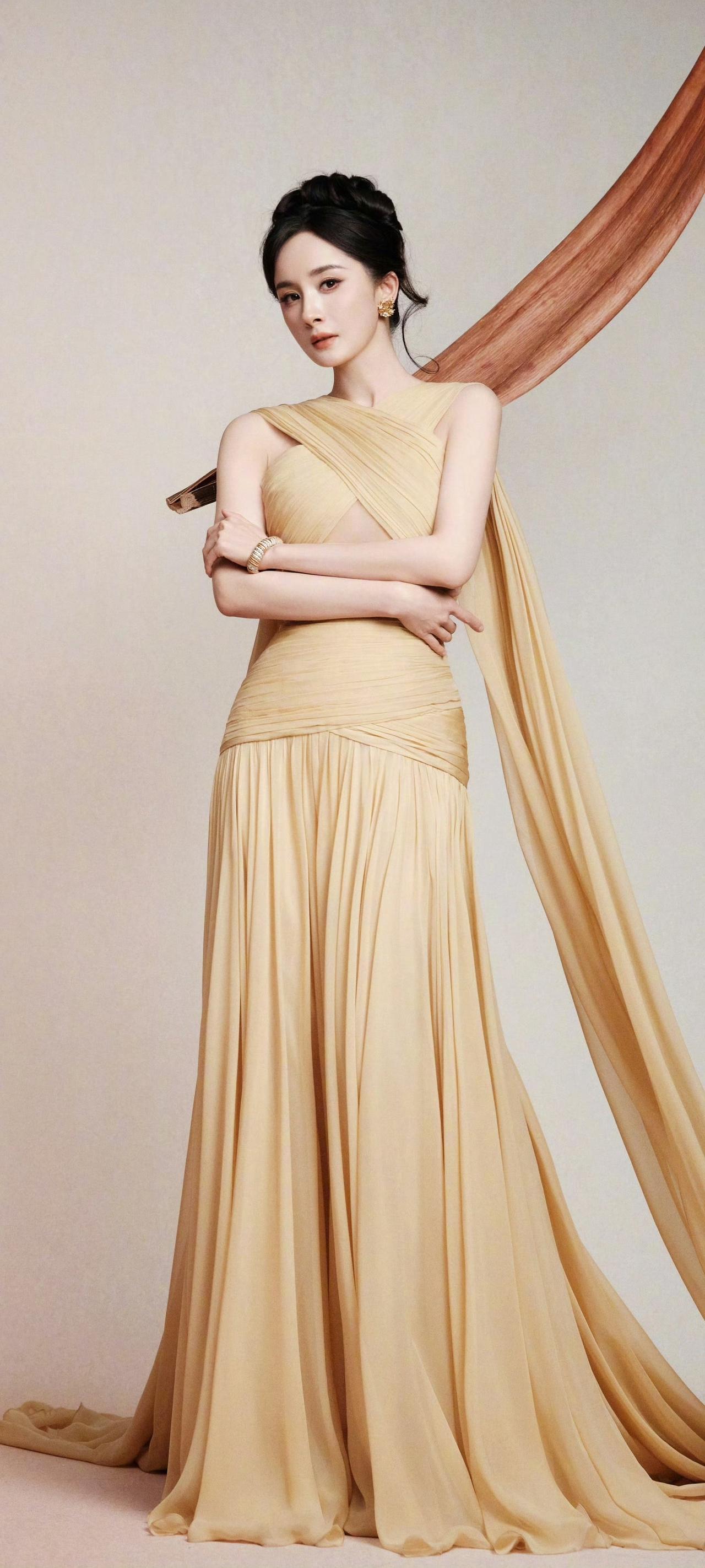 杨幂公开造型生图暴击！30+状态无滤镜，质感美到失语✨杨幂 明星时尚 气质女明星