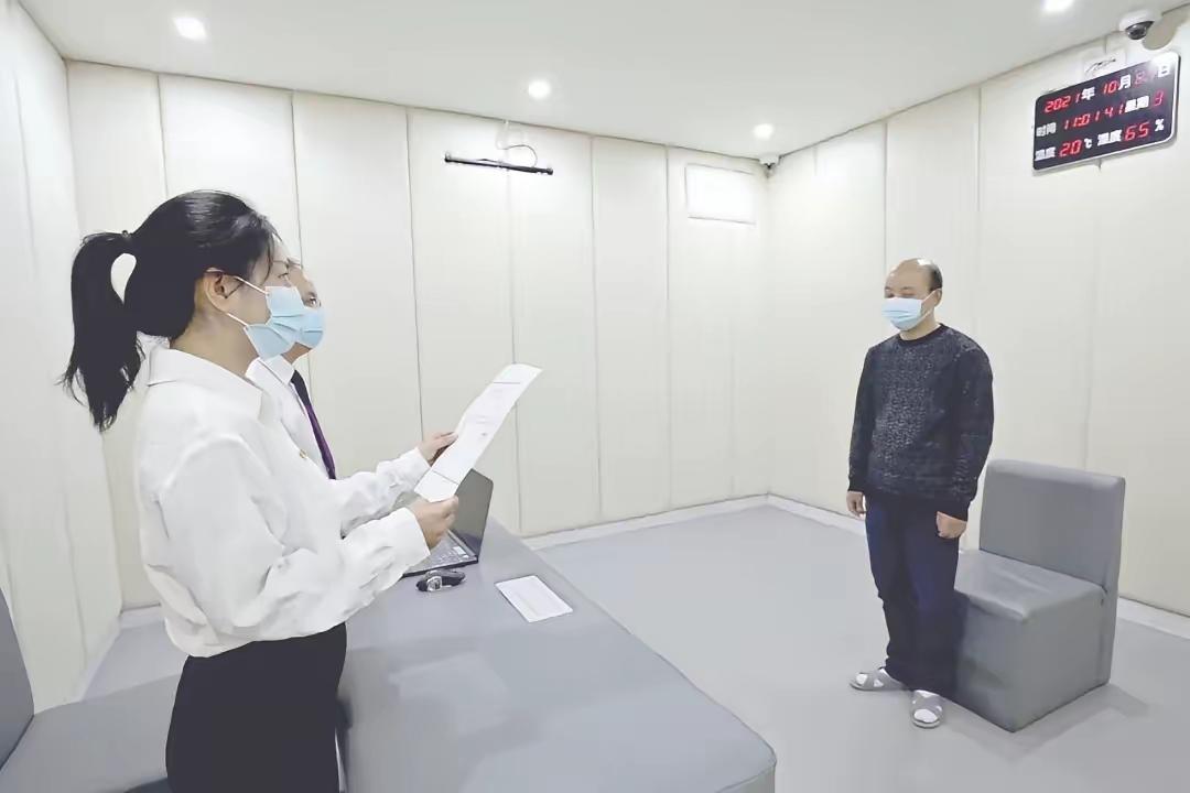 我一同学是做学校生意的，像什么学校需要的桌椅，黑板，投影，电脑，打印机，耗材等所