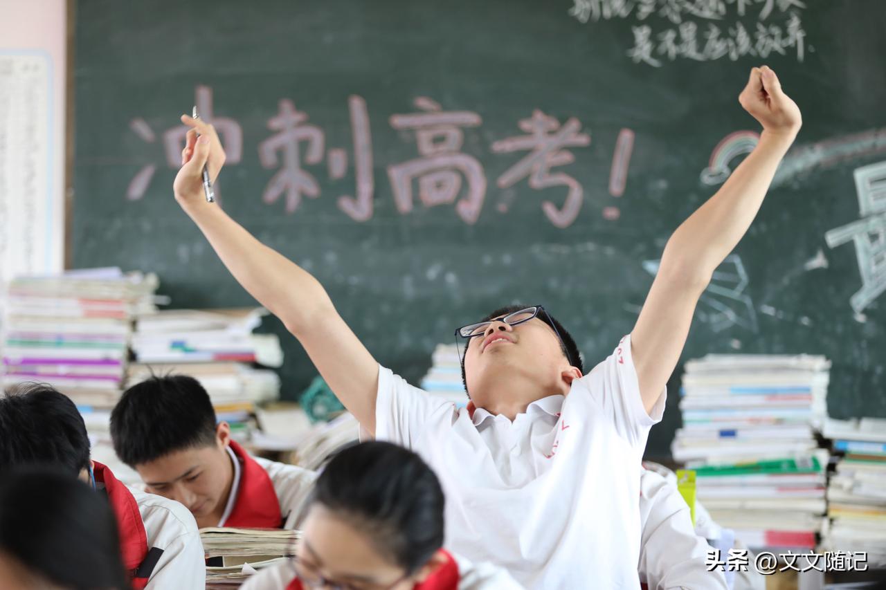 高考前夜，垃圾桶里倒满西红柿鸡蛋面：那一口饭，高四生真的咽不下去

又快高考了，