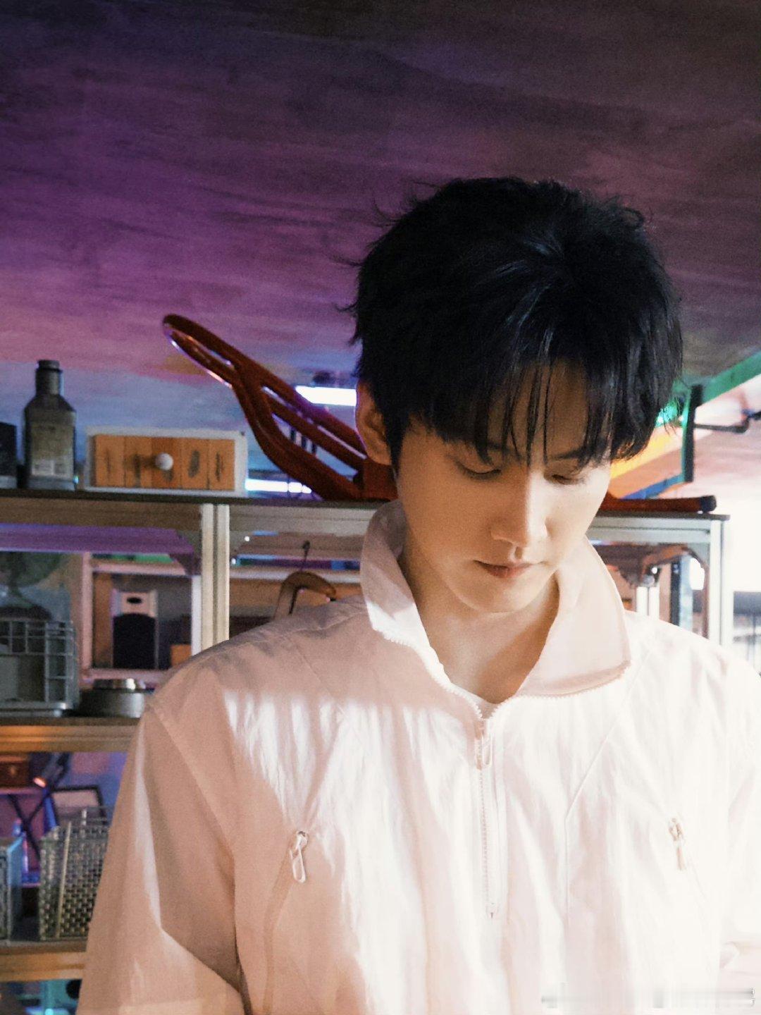 周柯宇是真不会还是装不会周柯宇剧里剥虾超熟练，剧外却要姐姐教，是故意的吧，甜到我