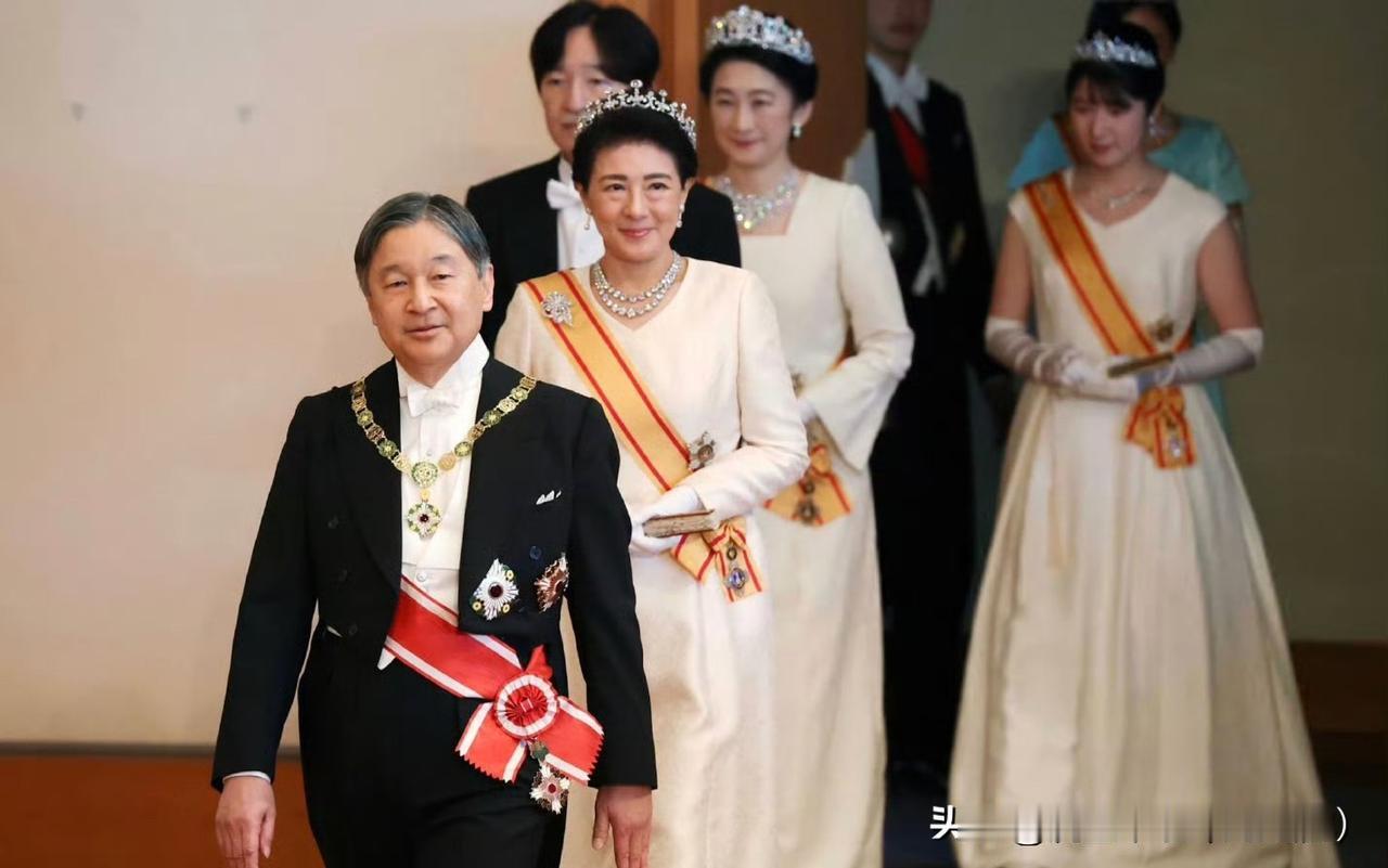 他们家一年一度的新年接待会，今年是秋筱宫悠仁亲王成年以来，第一次参加！女眷们保持